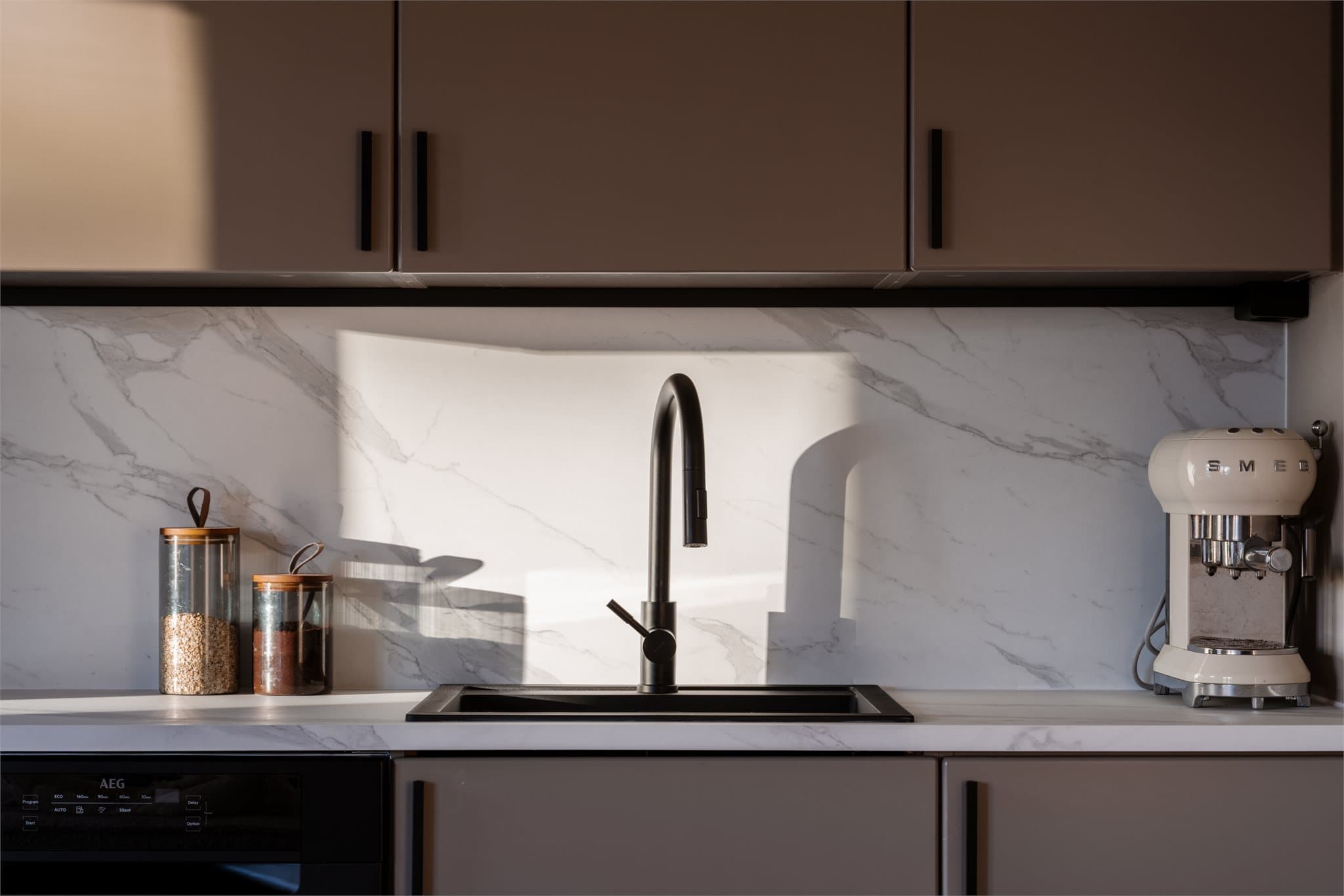 Boligen får fantastisk naturlig lys gjennom hele dagen.