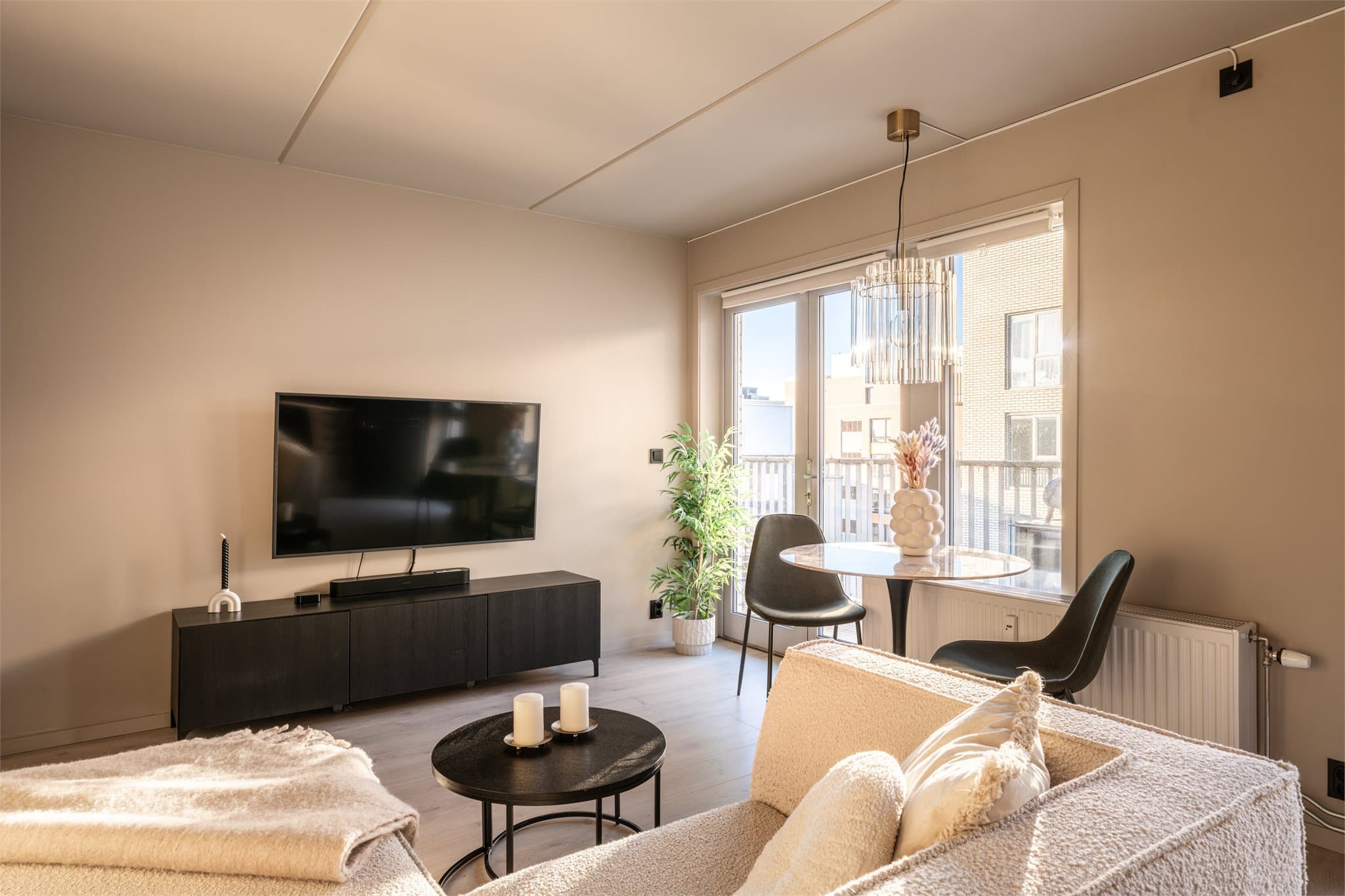 Stuen er romslig og gir fleksible møbleringsmuligheter for både sofagruppe og spisebord.