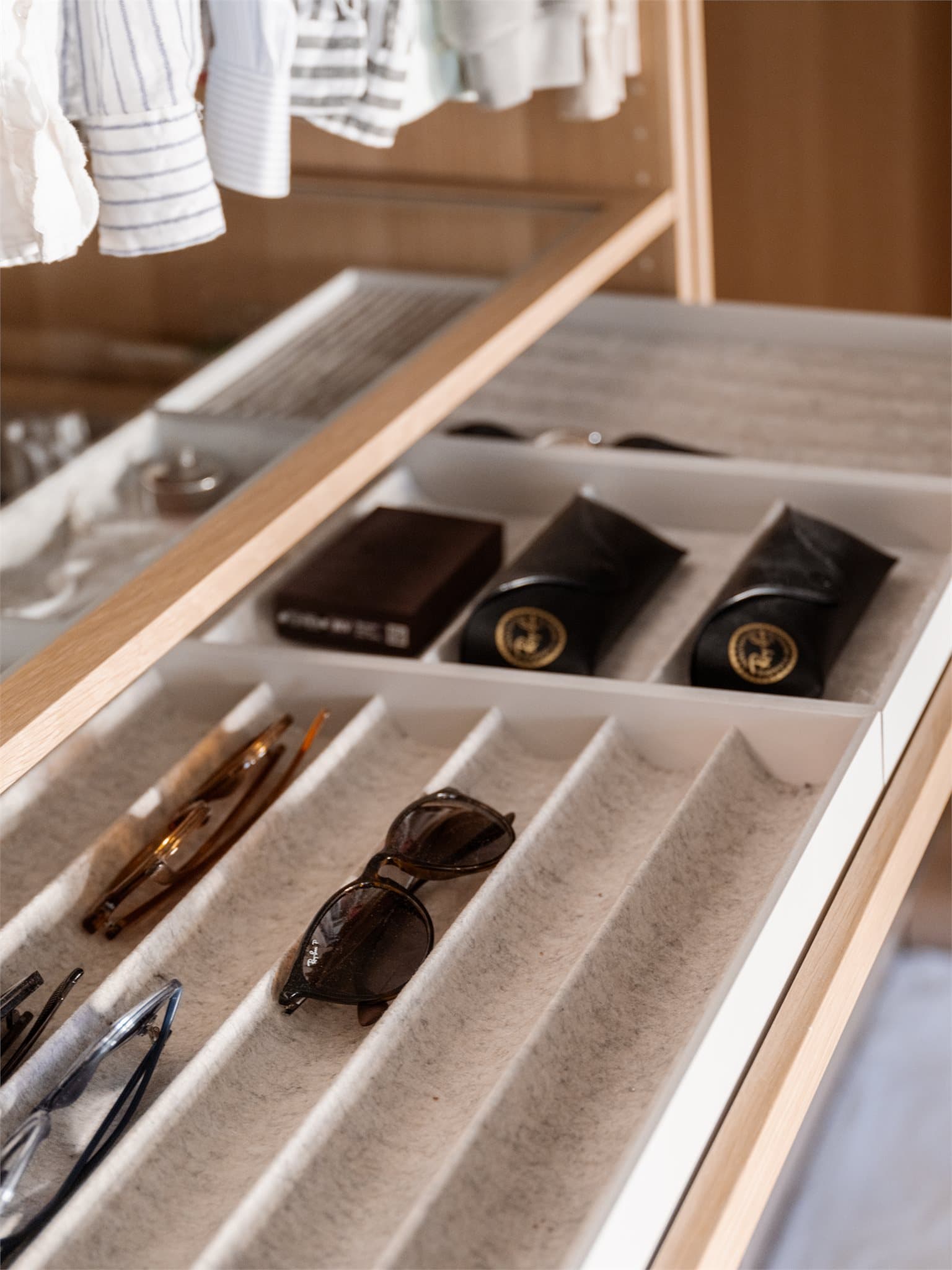 Smarte skuffeløsninger for oppbevaring av mindre tilbehør.