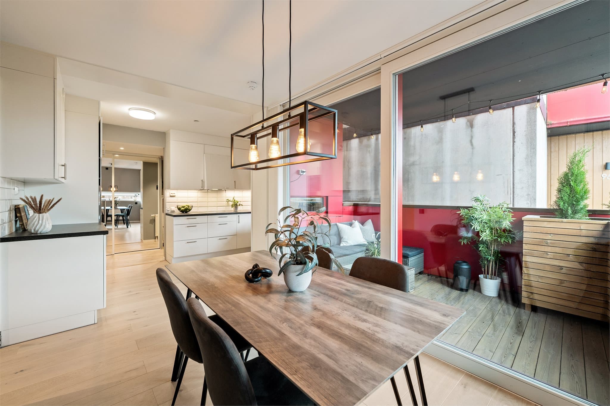 Separat kjøkken med god plass til spisebord og utgang til hyggelig terrasse.