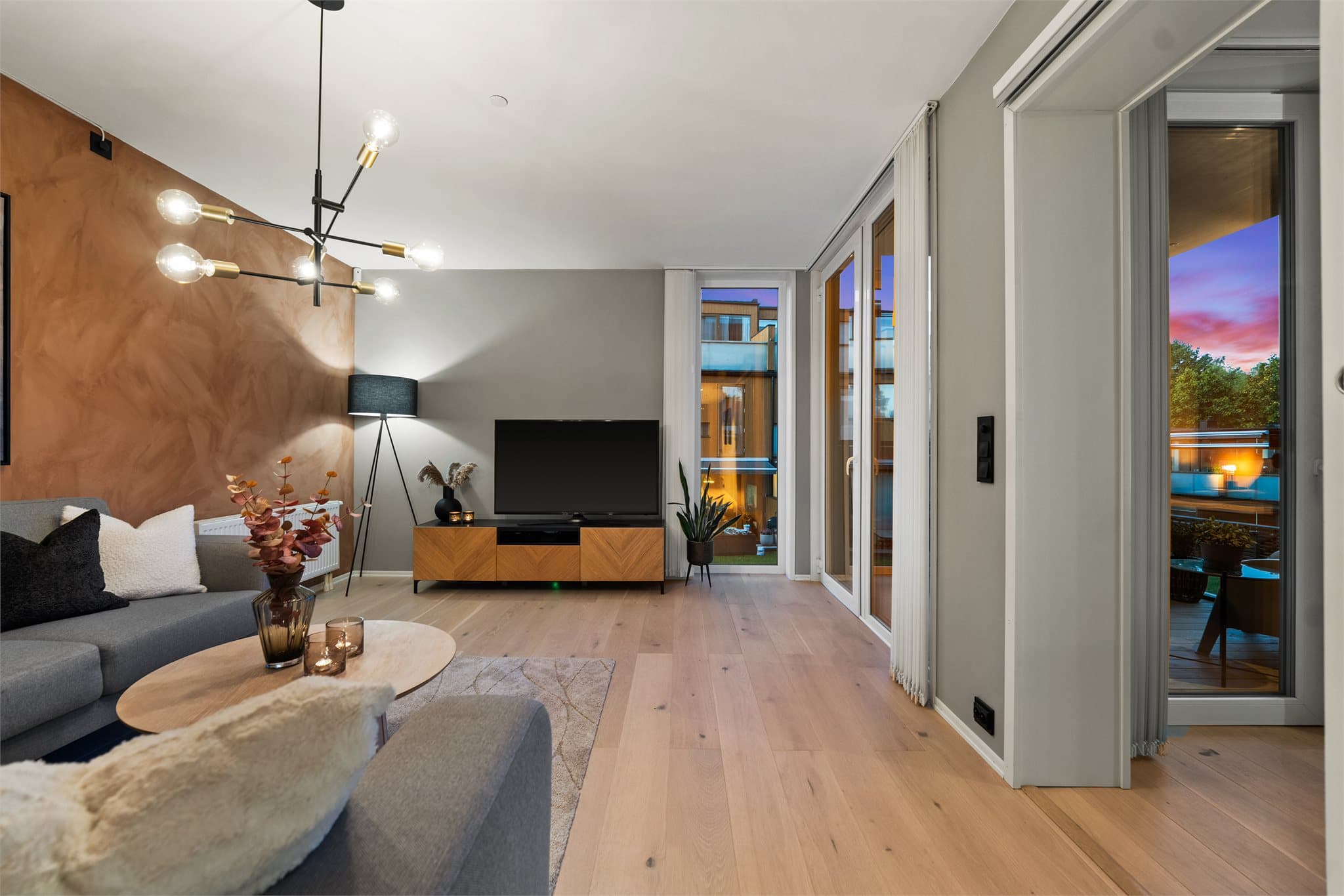 Stuen har god plass til både sofa, sofabord og tv-møblement.