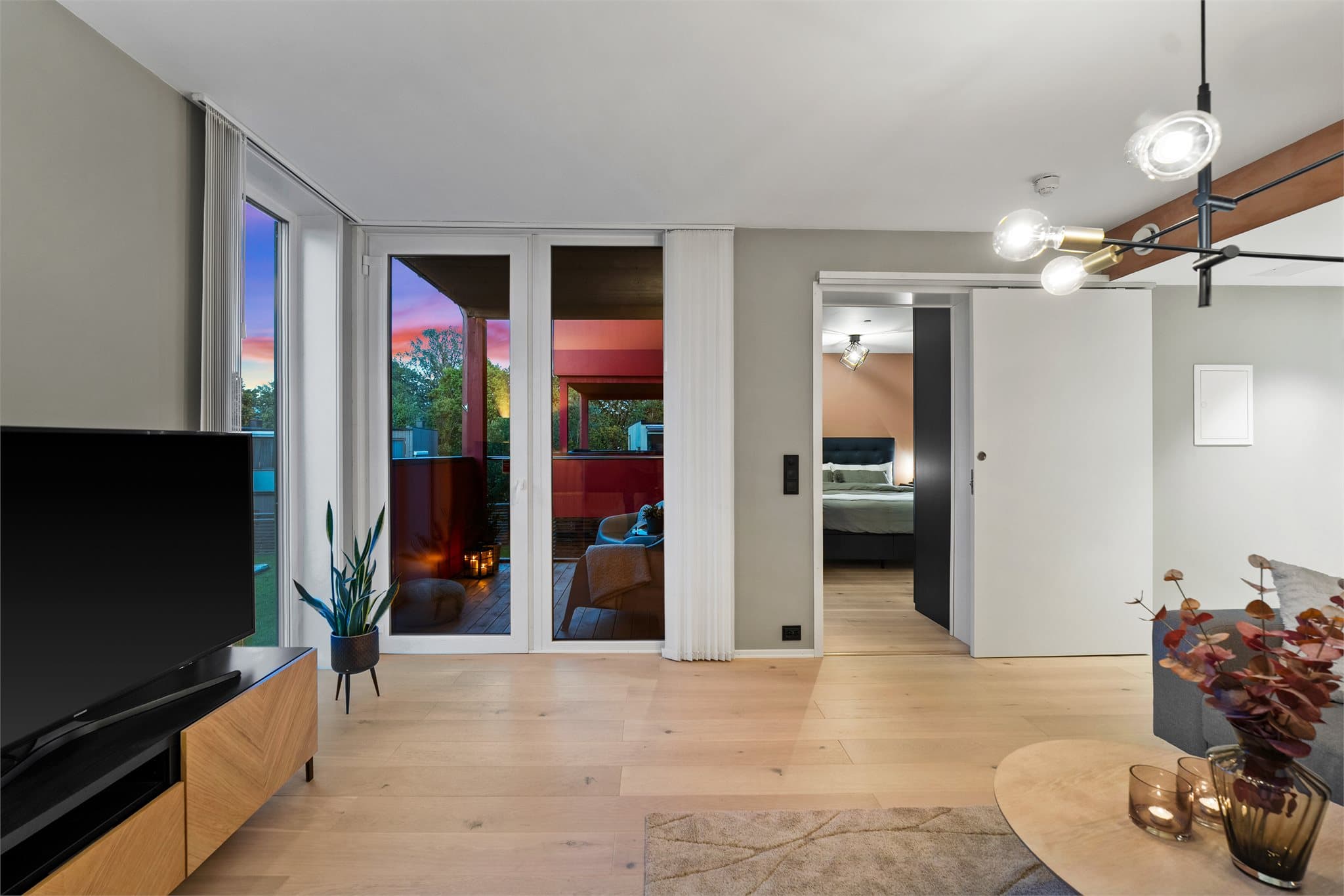 Fra stuen er det utgang til terrasse, som er en forlengelse av oppholdsrommet på varme sommerdager.