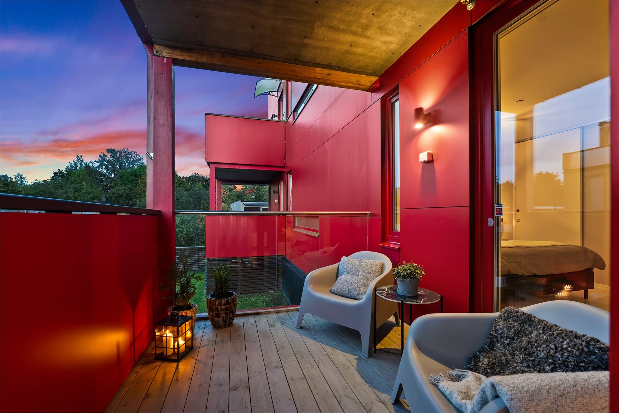 Plass til utemøbler og beplantning. Her kan man nyte morgenkaffen.