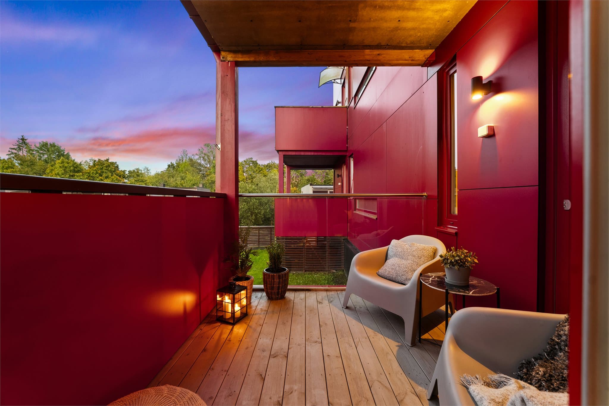 Terrasse er målt til ca. 6 kvm. Utebelysningen gjør balkongen funksjonell også på mørke kvelder.