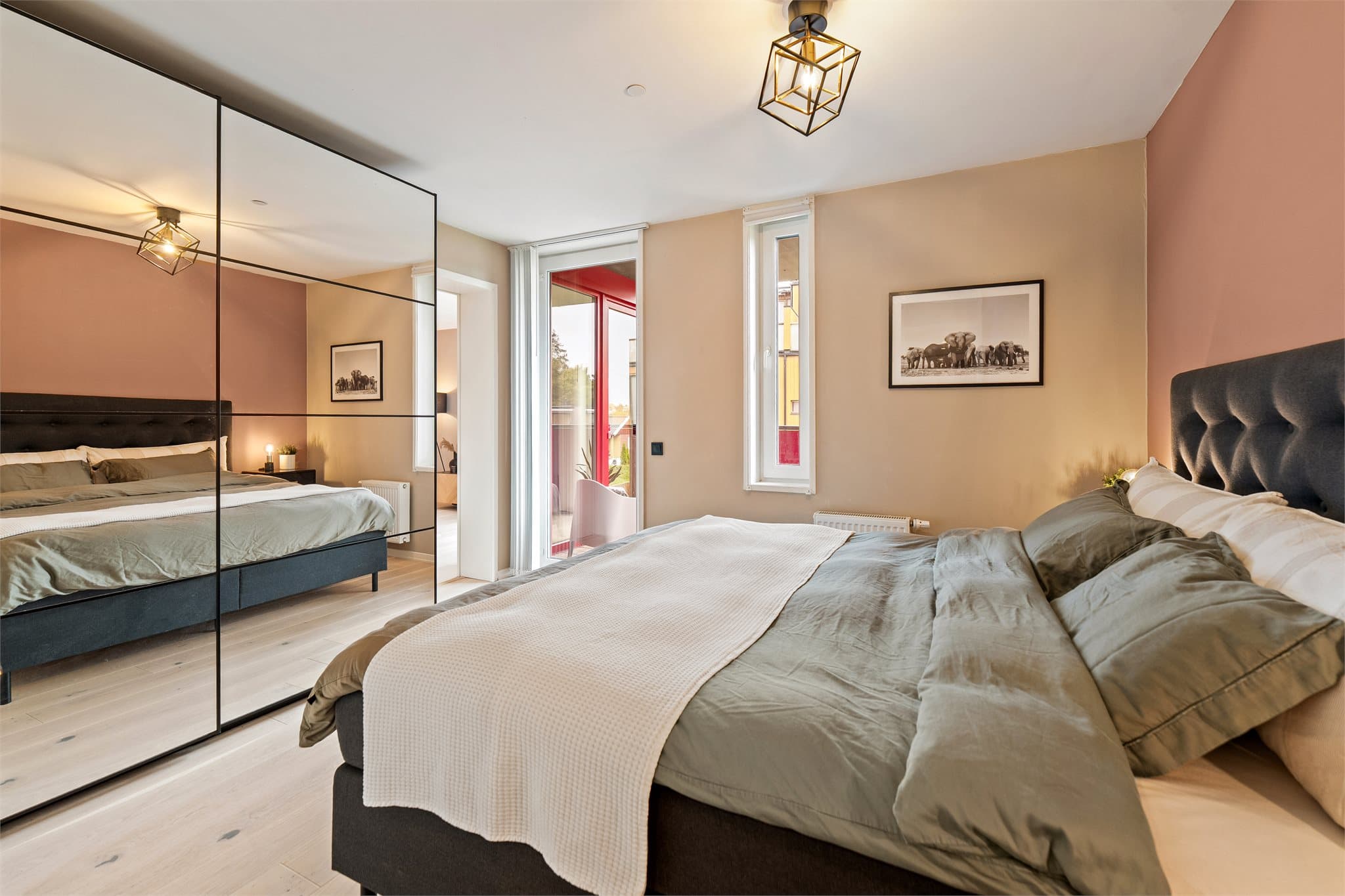 Boligen har to soverom. Hovedsoverommet er romslig, og har god plass til både dobbeltseng og nattbord på hver side. Videre er rommet innredet med en praktisk skyvedørsgarderobe med speilfronter.