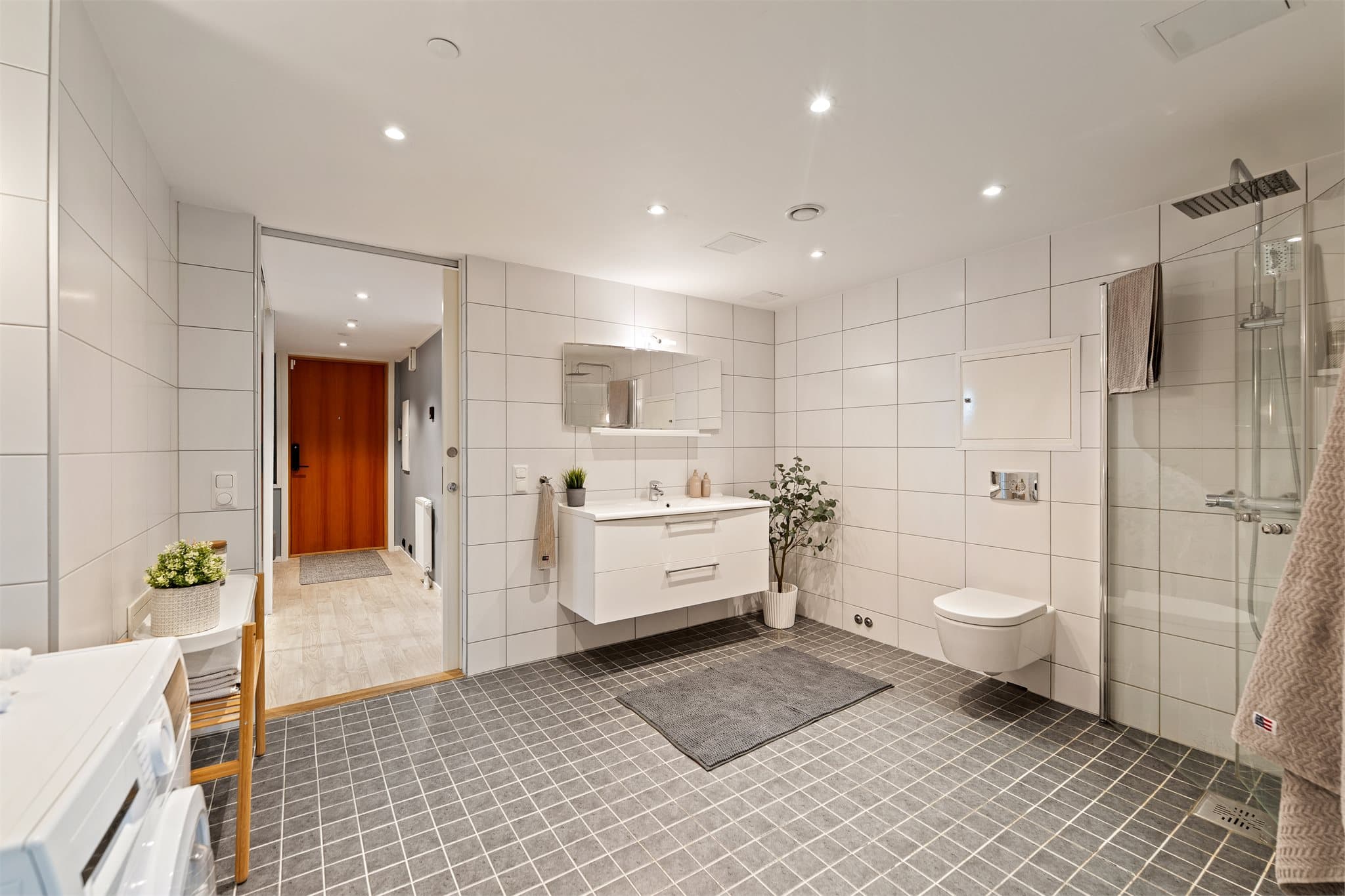 Lekkert og svært romslig baderom fra byggeår, med fliser på både gulv og vegger. Det er gulvvarme for ekstra komfort.
Rommet har adkomst fra både entrè og hovedsoverom.