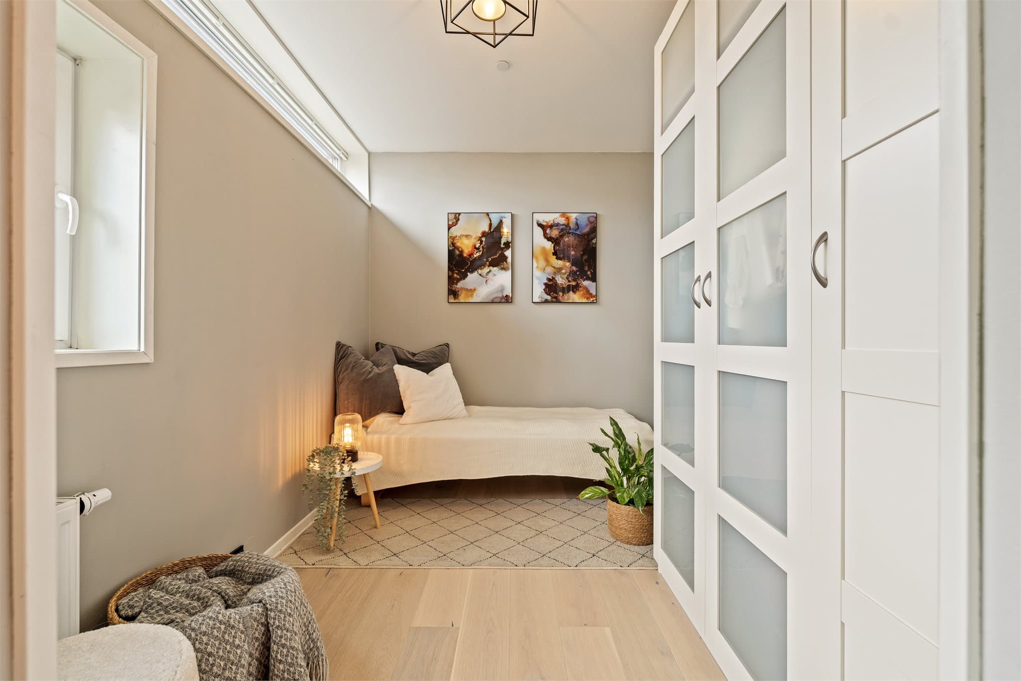 Soverom 2 to er lyst og innbydende. Her er det også godt med lagringsplass i skap.