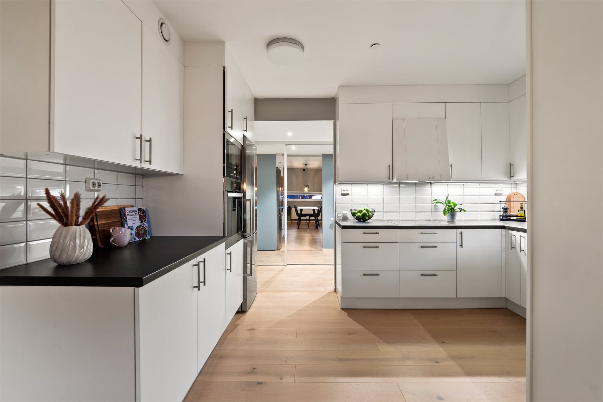 Kjøkkenet har komfyrvakt og lekkasjestopper.