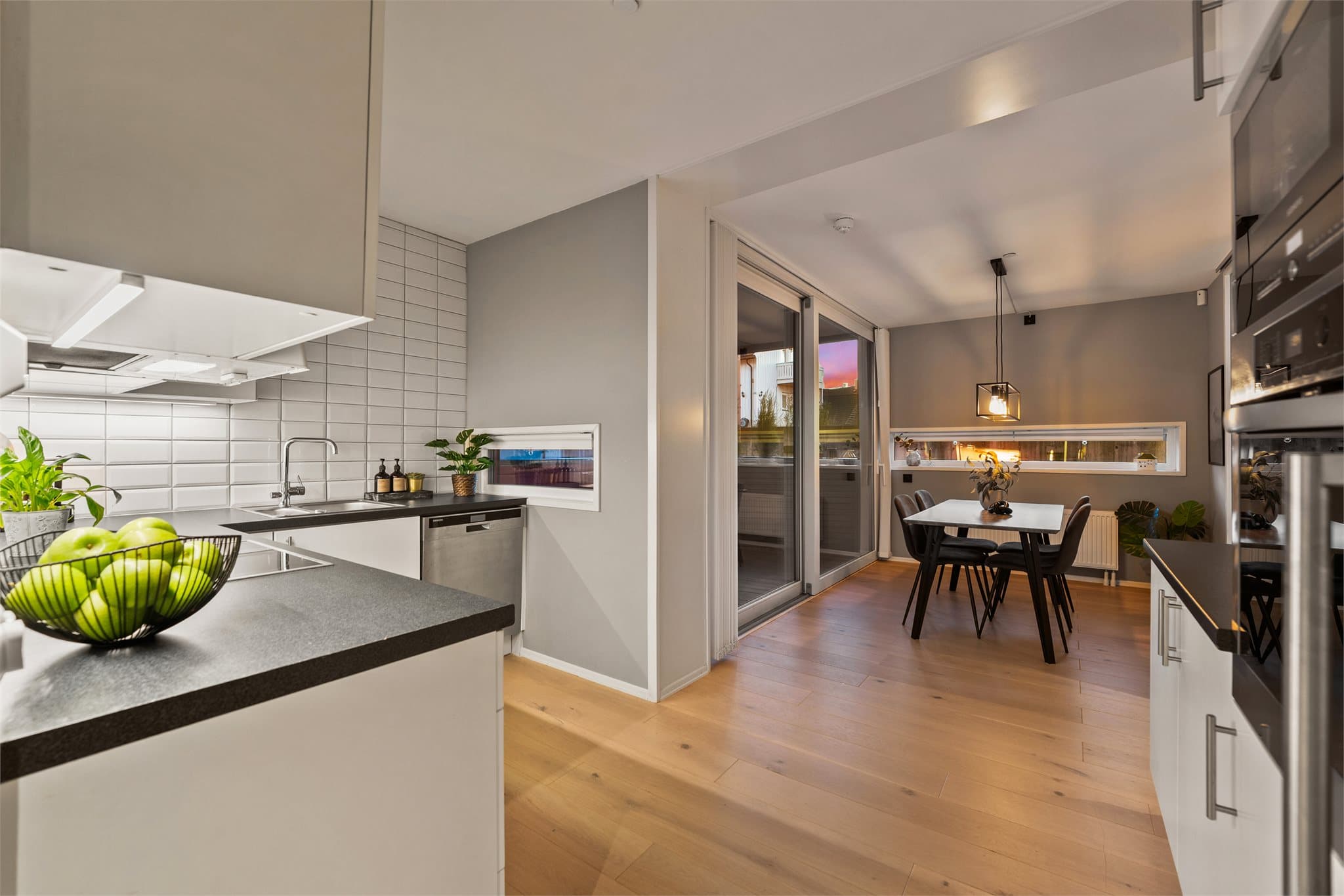 Leiligheten har oppvarming med radiatorer tilkoblet felles varmesentral.