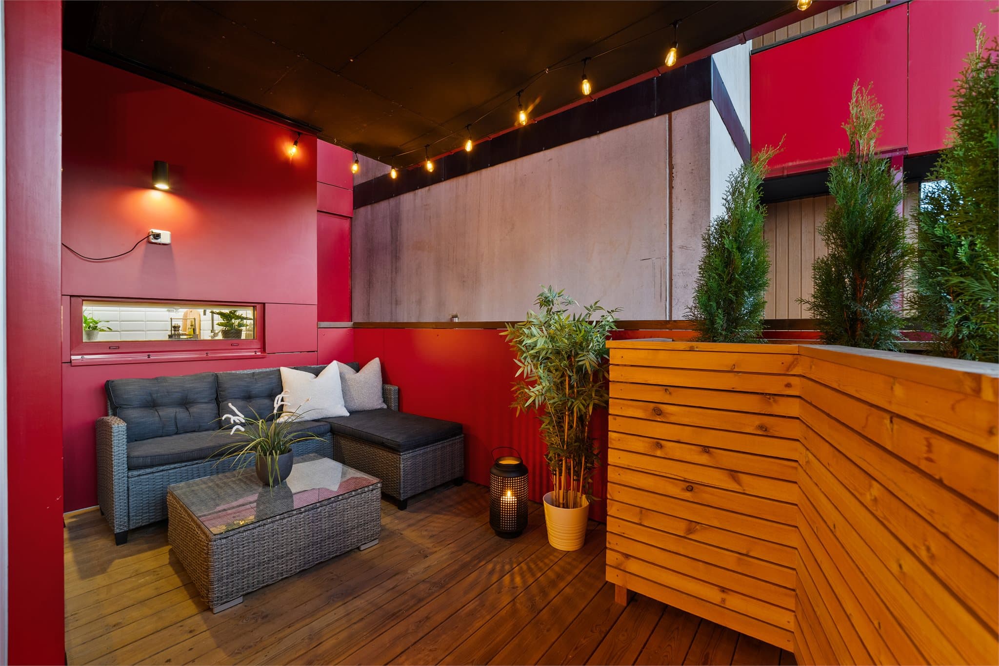 Terrassen er overbygd, og det er montert stikkontakt.