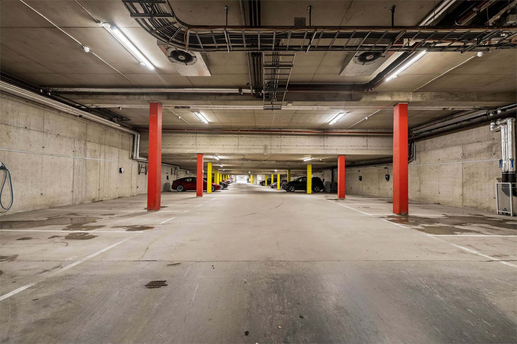 Leiligheten disponerer to biloppstillingsplasser rett ved siden av hverandre i felles garasjeanlegg, hvorav det er montert elbil-lader på den ene plassen.