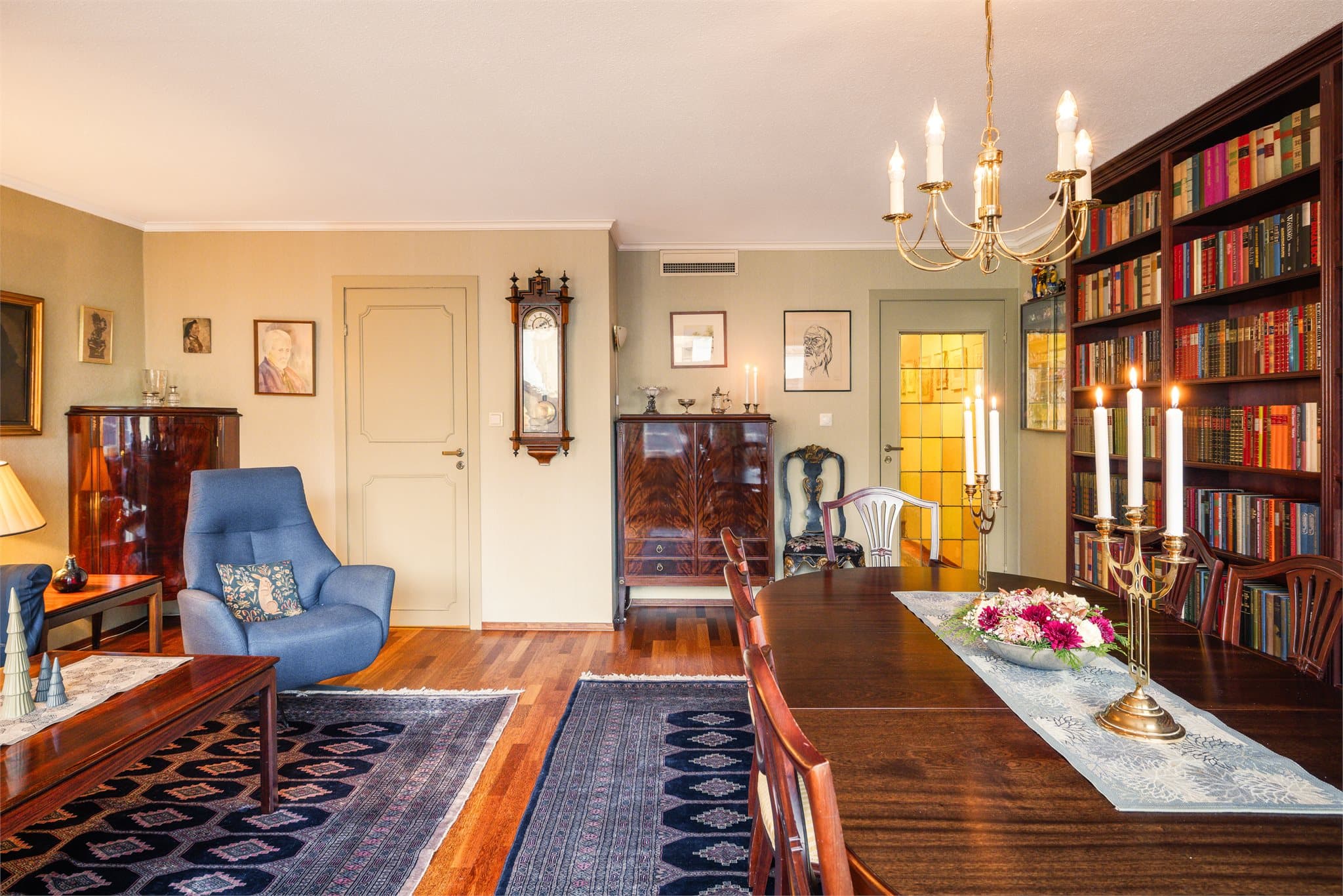 Merbauparkett på gulv og lysmalte vegger og himling