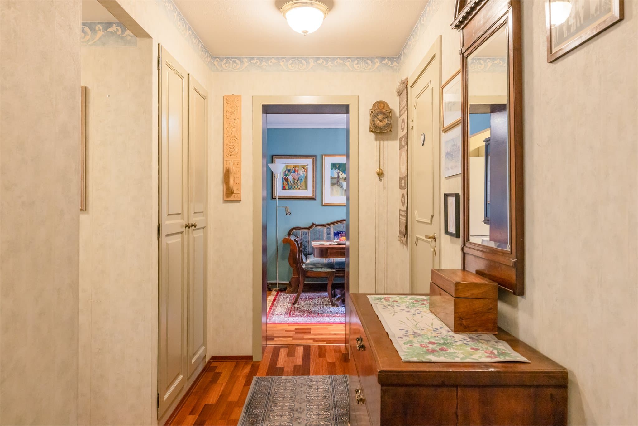 Entréen, på 10,8m², har plass til yttertøy og forgrener seg til alle leilighetens rom