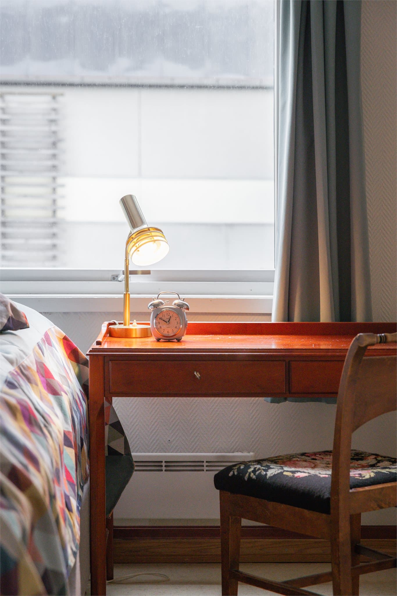 Begge soverom er vendt bort fra gate, som gir gode forutsetninger for en god natts søvn, selv med vinduet åpent!