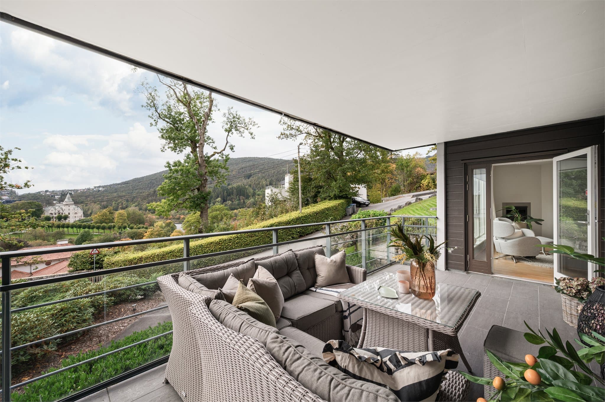 - Overbygget altan som gjør bruksmulighetene betraktelig større, og utemøblement kan stå ute store deler av året -