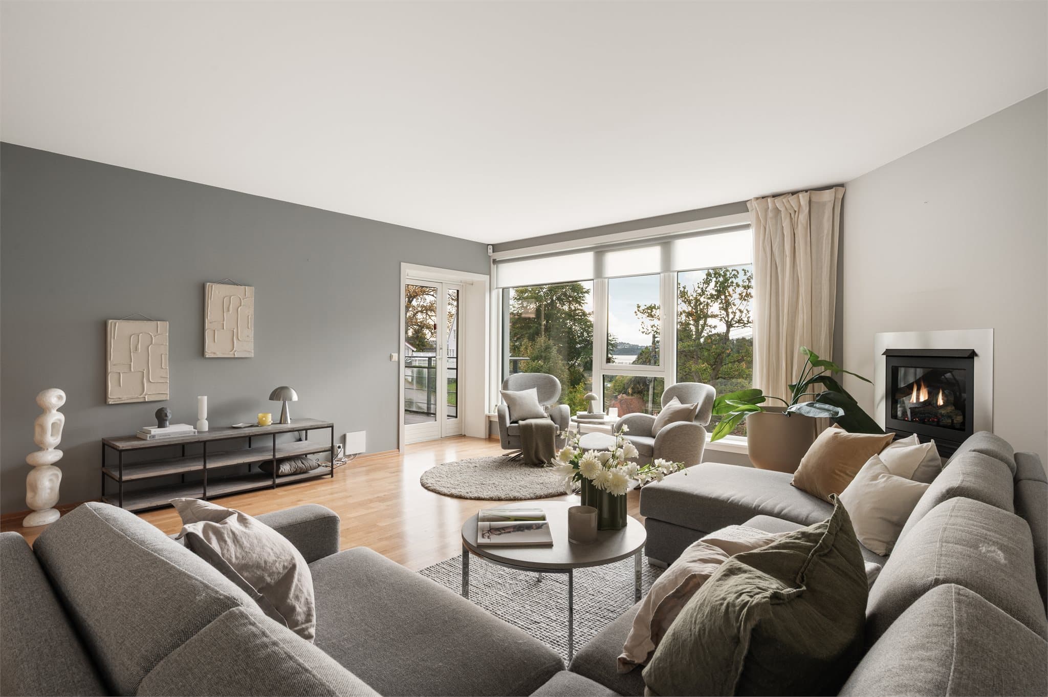 - Den åpne stue- og kjøkkenløsningen gjør det enkelt å møblere med sofagruppe og spisebord i hver sin naturlige sone -