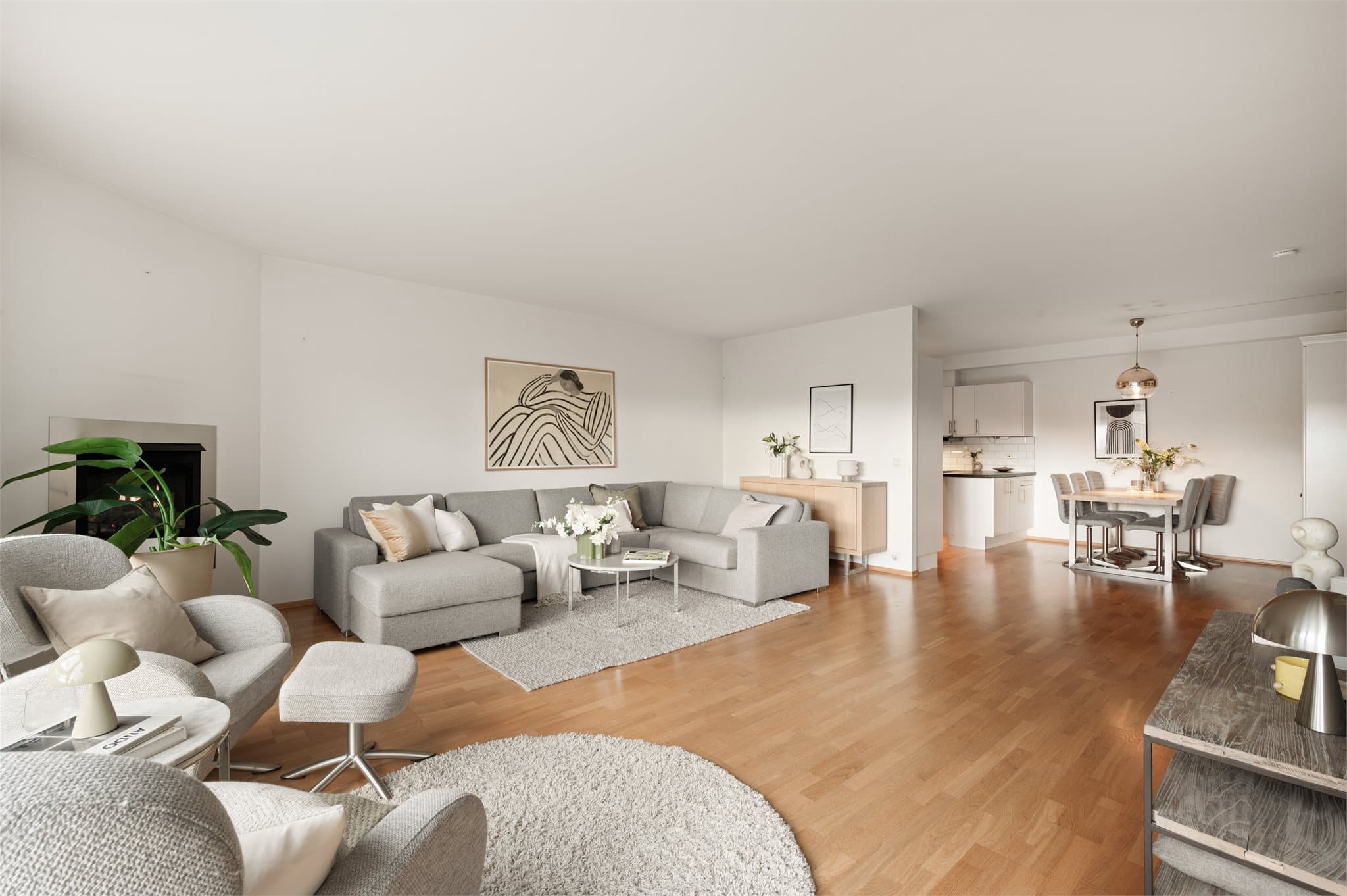 - Leiligheten måler hele 108m² og inneholder entré, 3 soverom, omkledningsrom, bad, toalettrom, gang, vaskerom og stue/kjøkken -