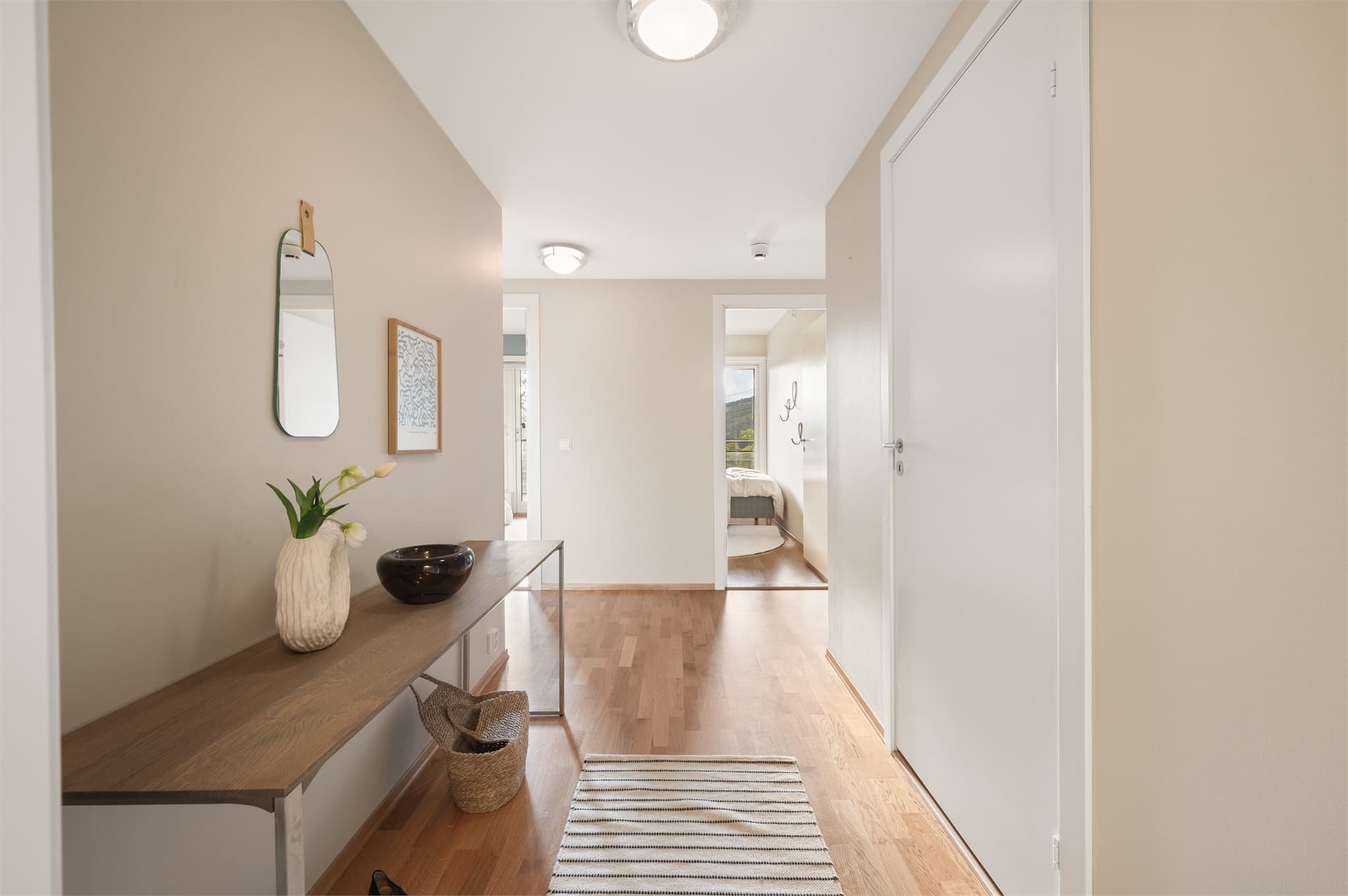 - Leiligheten har gjennomgående lik parkett på alle gulv, noe som gir for et nydelig helhetsinntrykk og en rød tråd gjennom boligen -