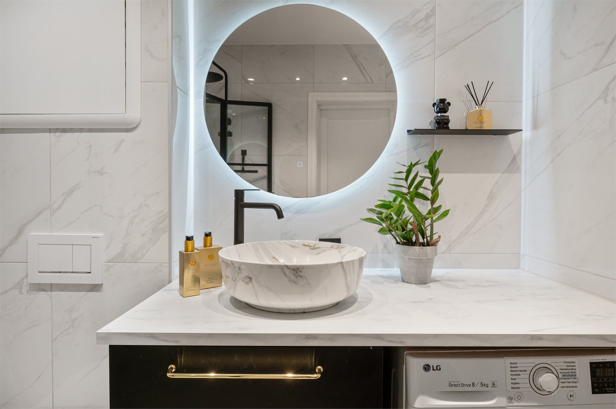 - Badet er innredet med baderomsinnredning, toalett og dusj m/glassvegger -