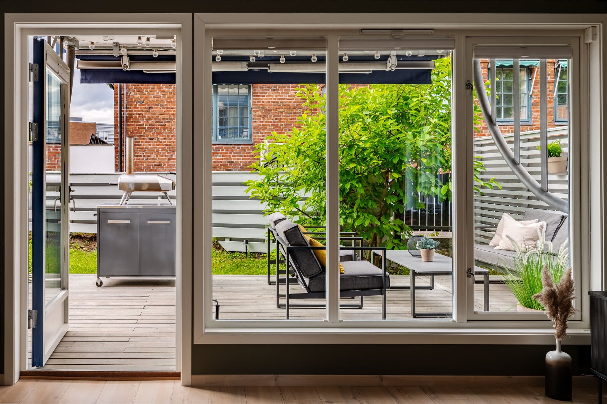 Sømløs overgang mellom inne- og uterom – perfekt for lange sommerdager og sosialt samvær.