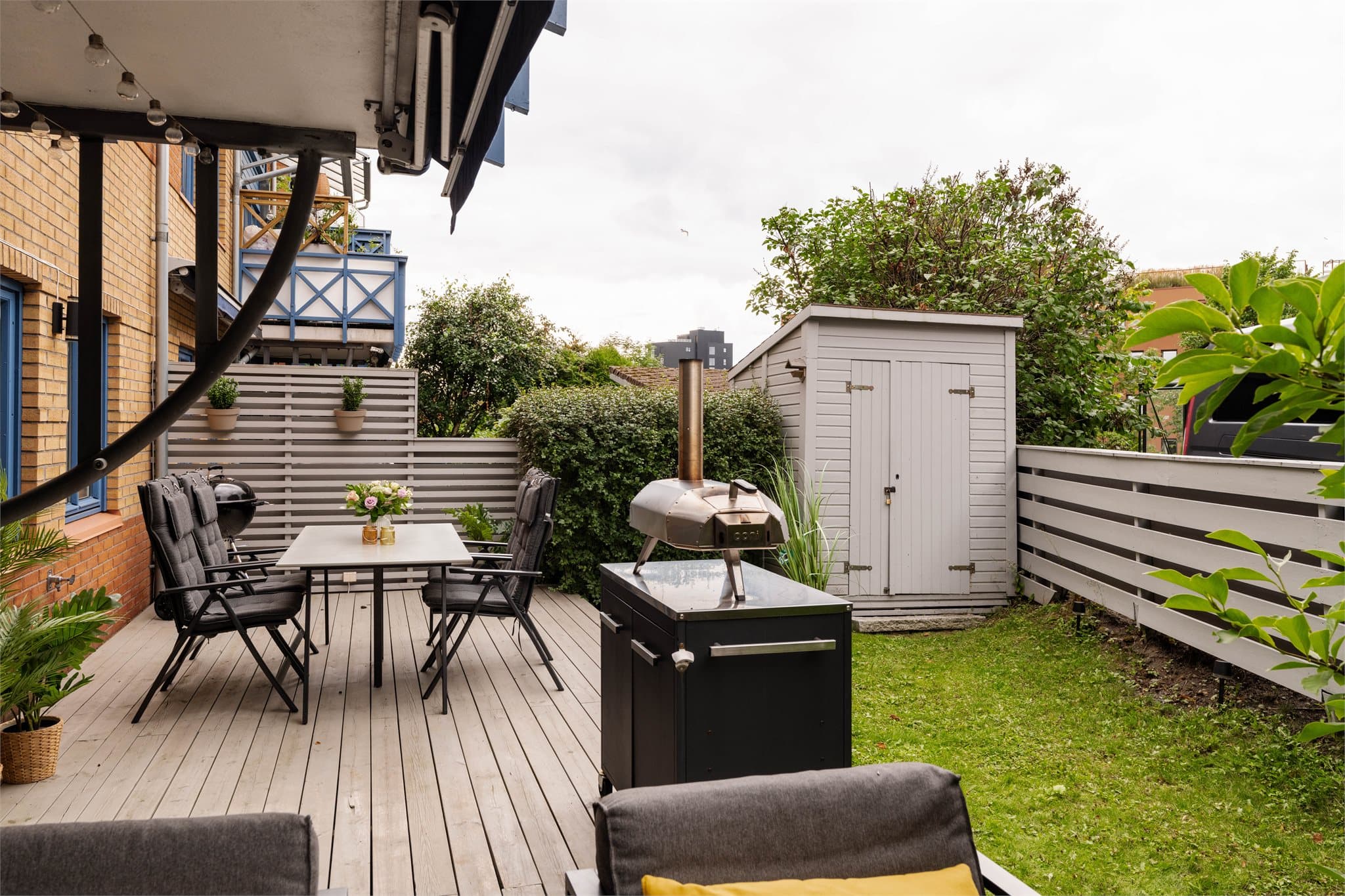 Nyt rekkehus-følelsen med mye boltreplass, til glede for store og små. Her er det god plass til hyggelig sittegruppe, grill og ønsket utemøblement.