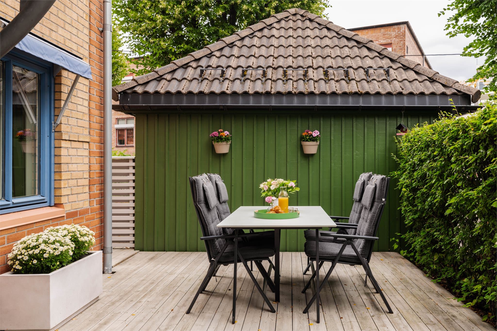 Nyt morgenkaffen ved spisebordet med solen som titter inn på terrassen.