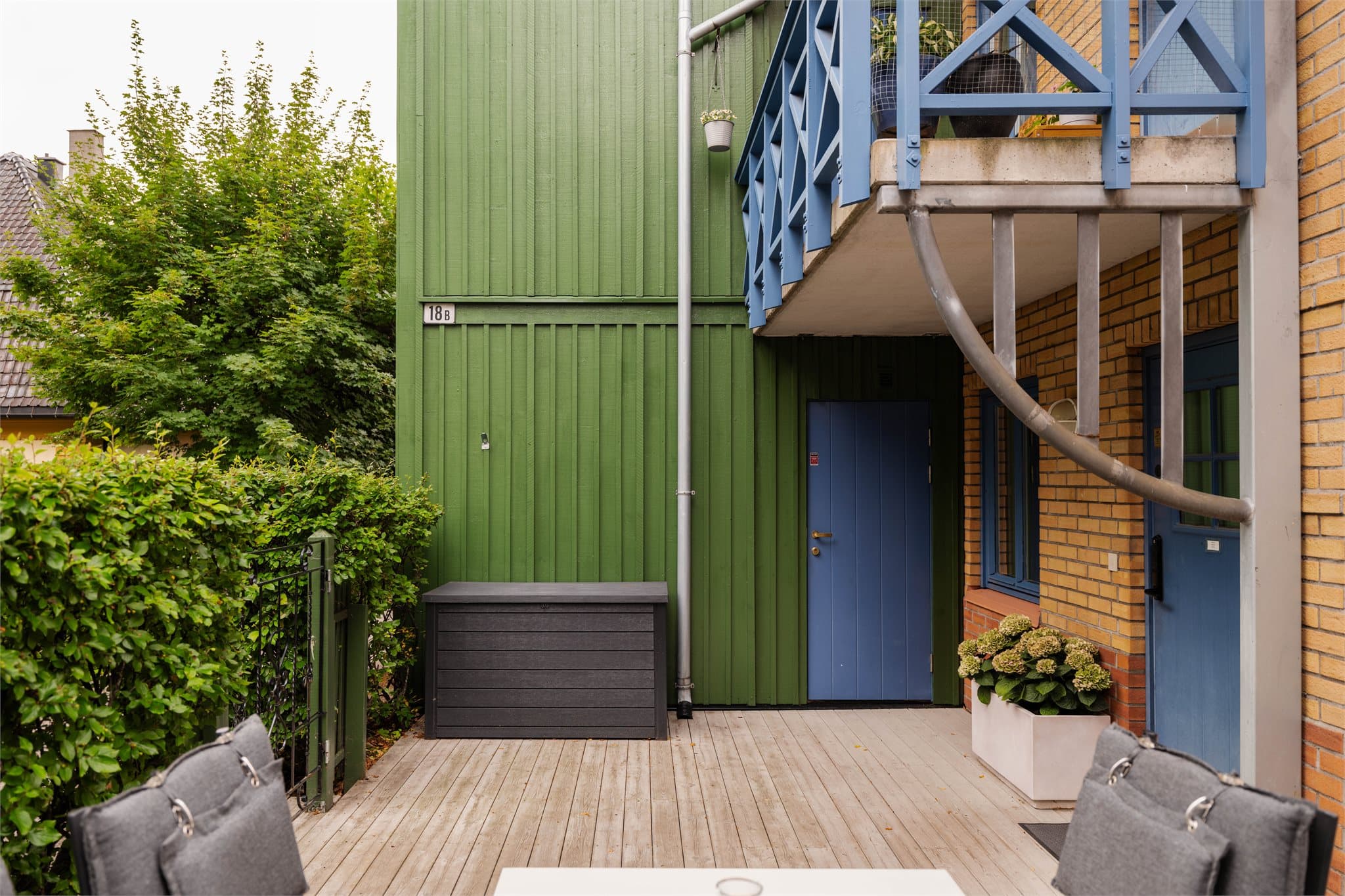 På forsiden av boligen finner dere en hyggelig terrasse med direkte inngang til utvendig bod.