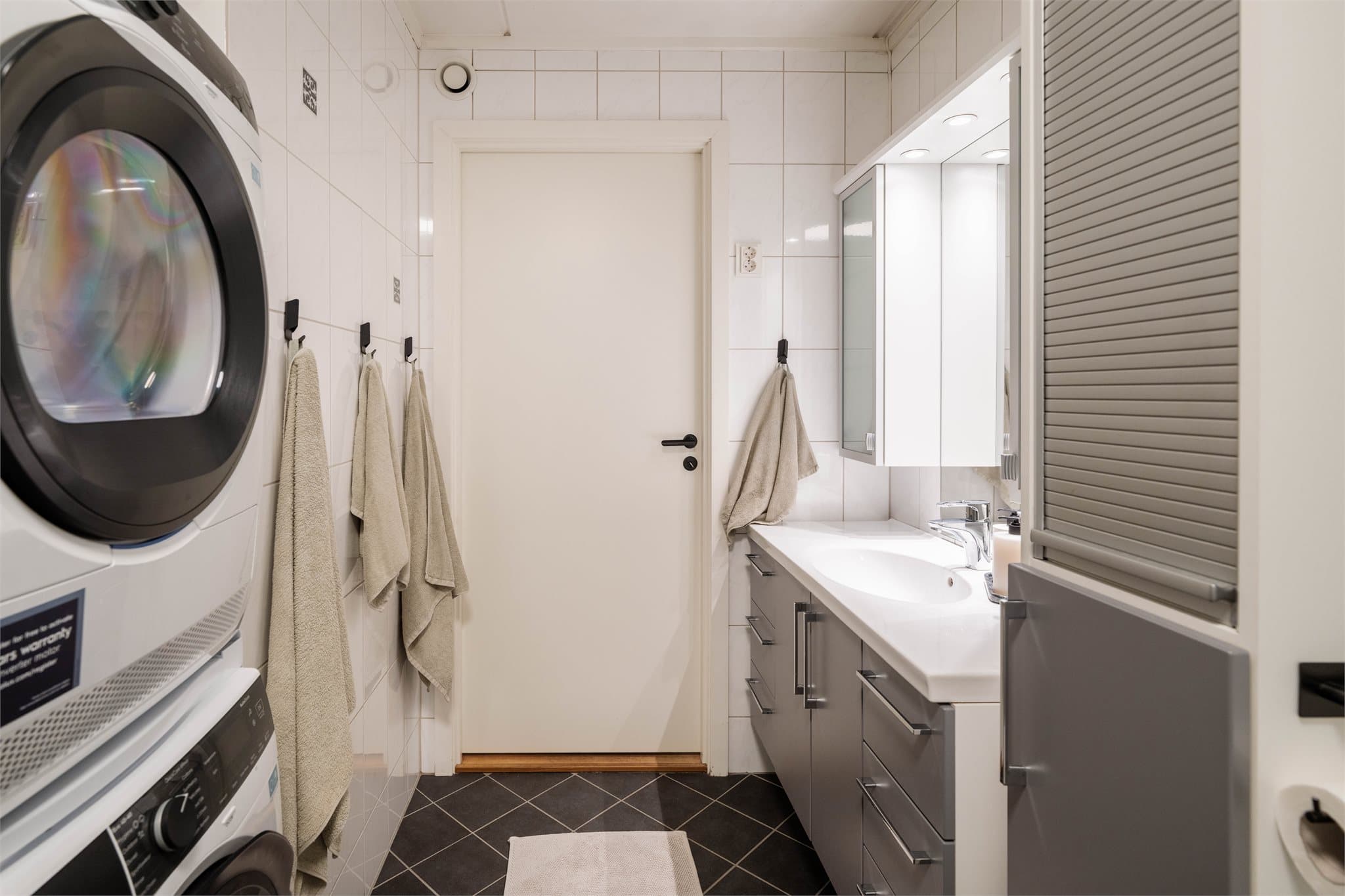 Badet har rikelig med oppbevaringsplass samt opplegg for både vaskemaskin og tørketrommel.