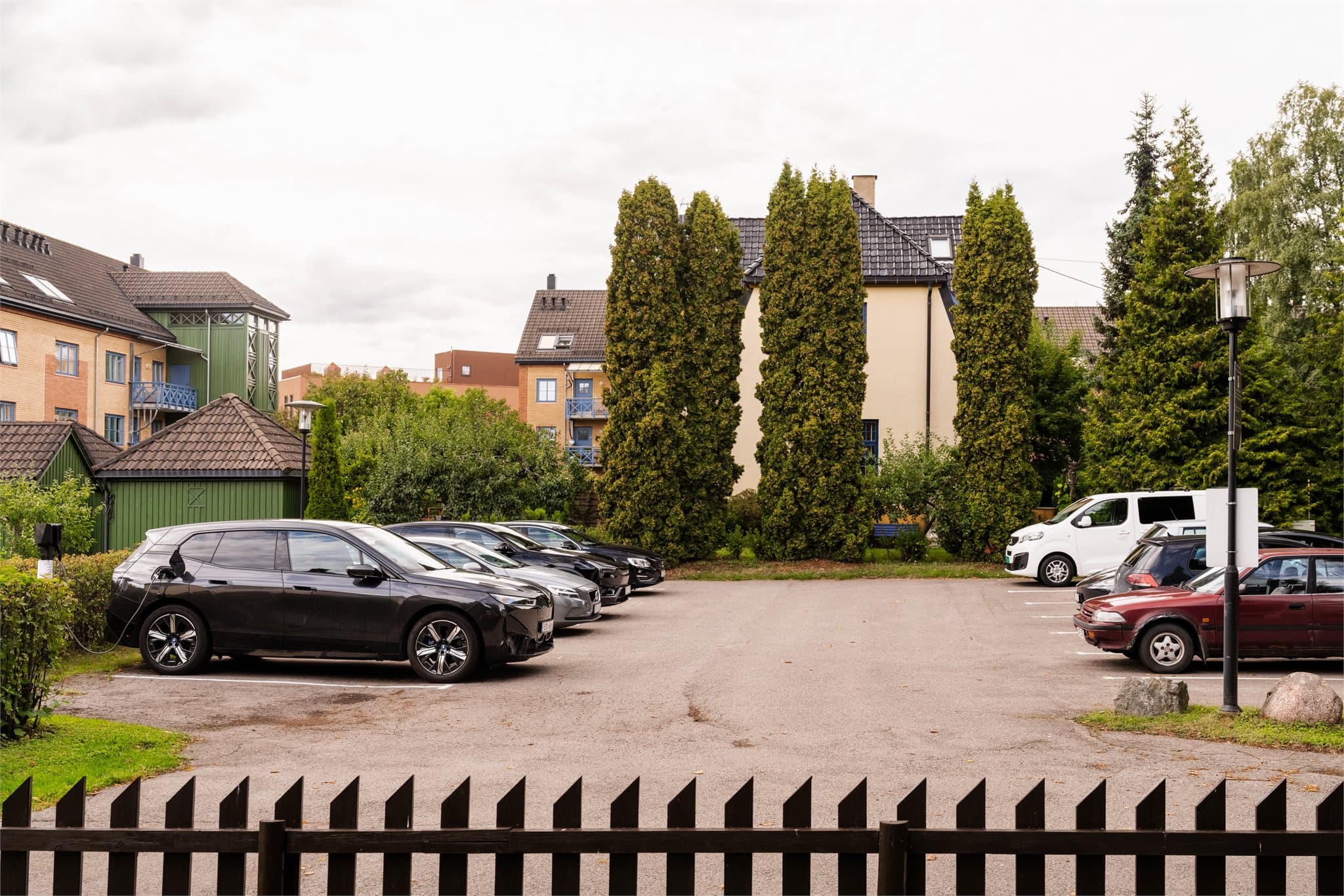 Gode parkeringsmuligheter med fri parkering på sameiets tre parkeringsområder.
