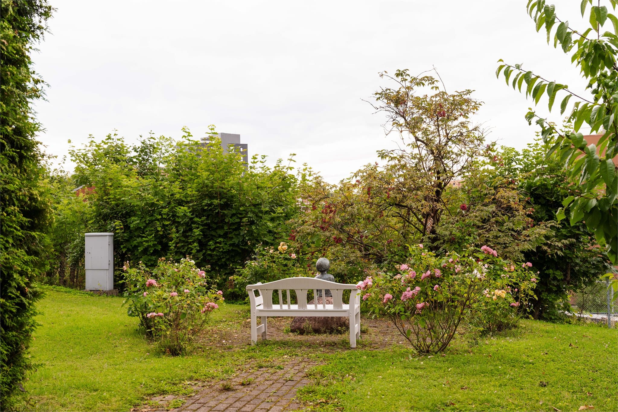 Velstelte fellesområder med frodige beplantninger og hyggelige utearealer.