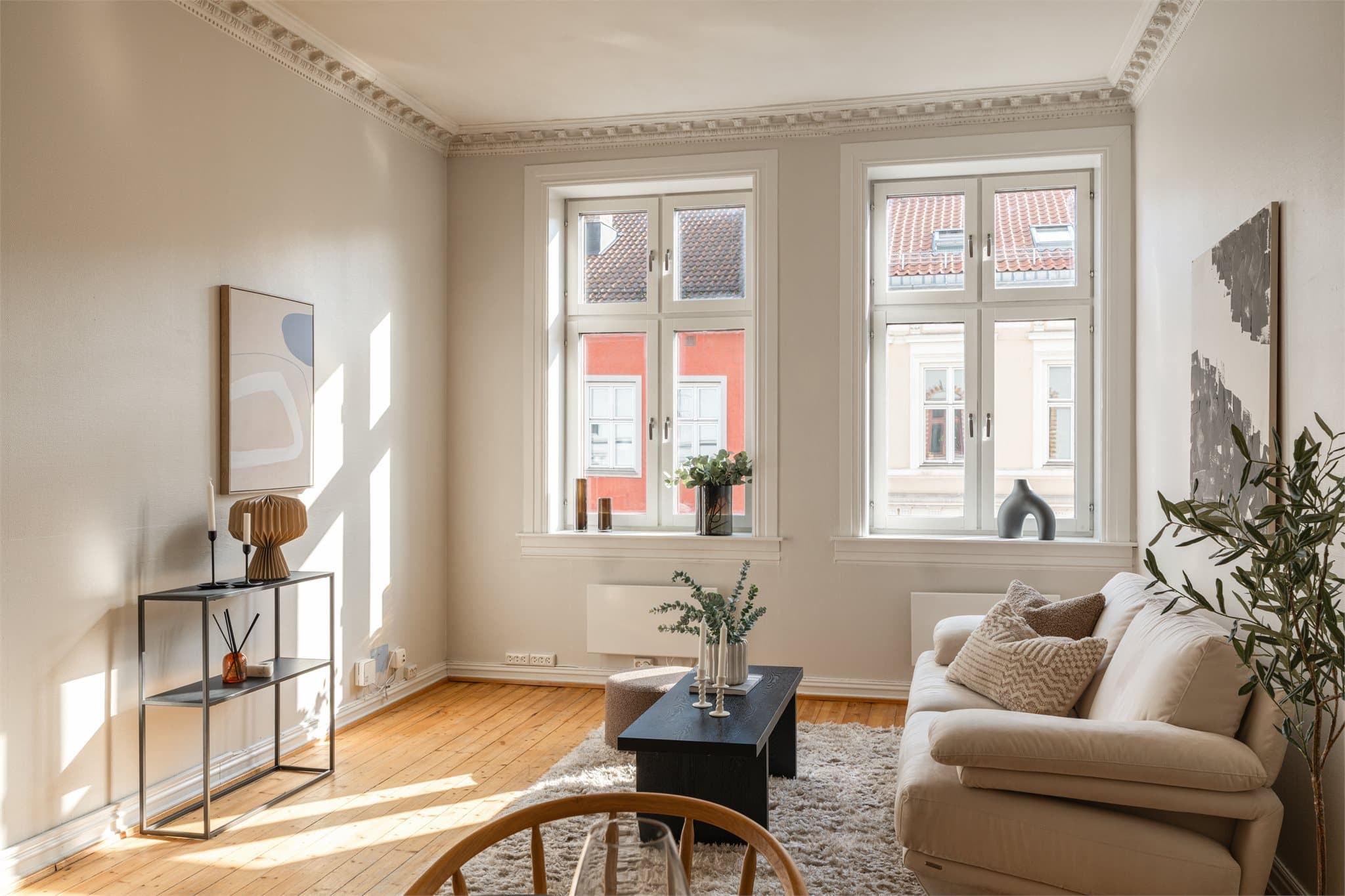 Dette er en svært sjarmerende leilighet med store, dype vindusflater, høy takhøyde og vakre detaljer som stukkatur og rosett i taket.