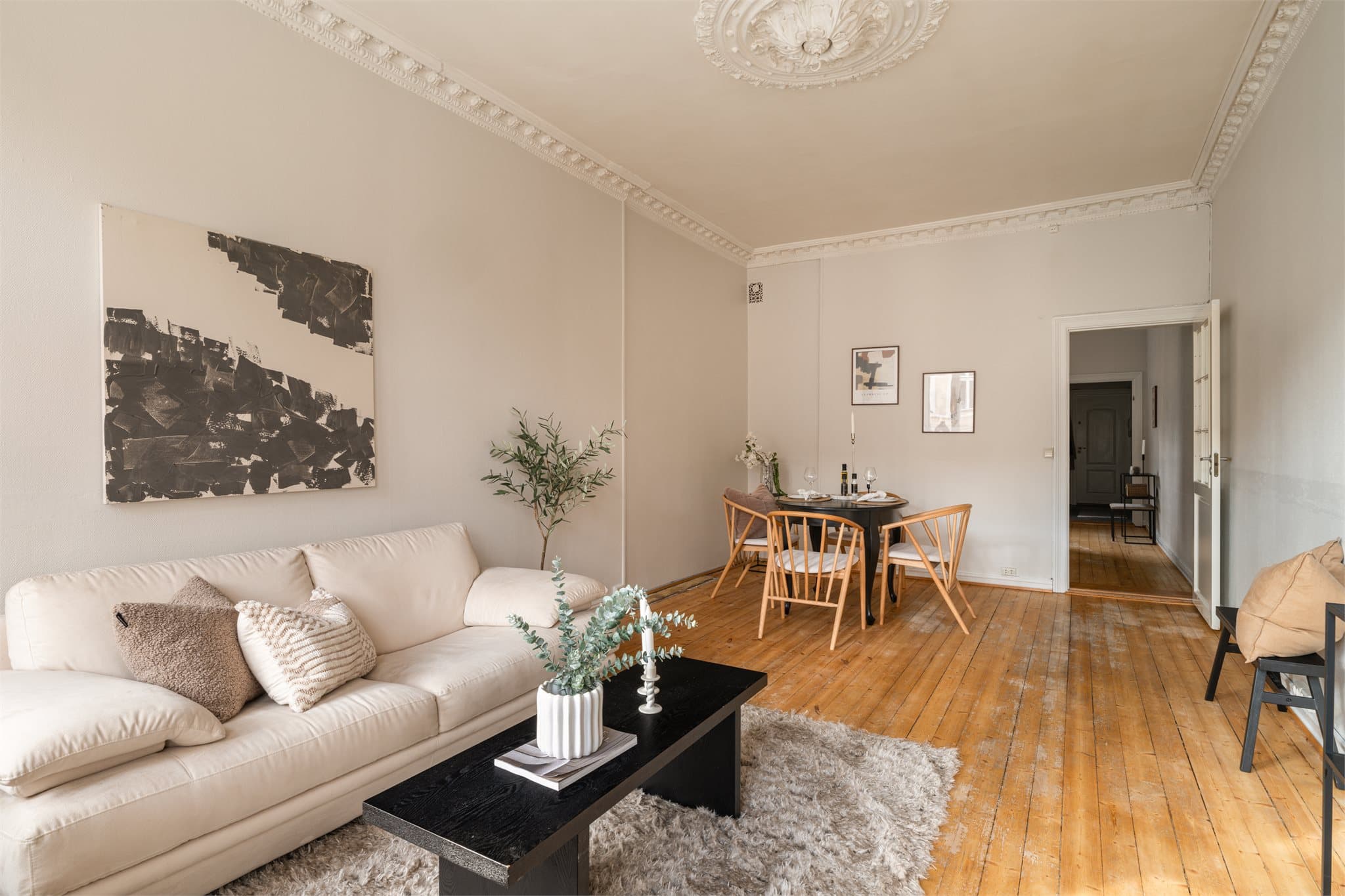 Rommet er romslig og gir gode muligheter til å innrede akkurat slik du ønsker.