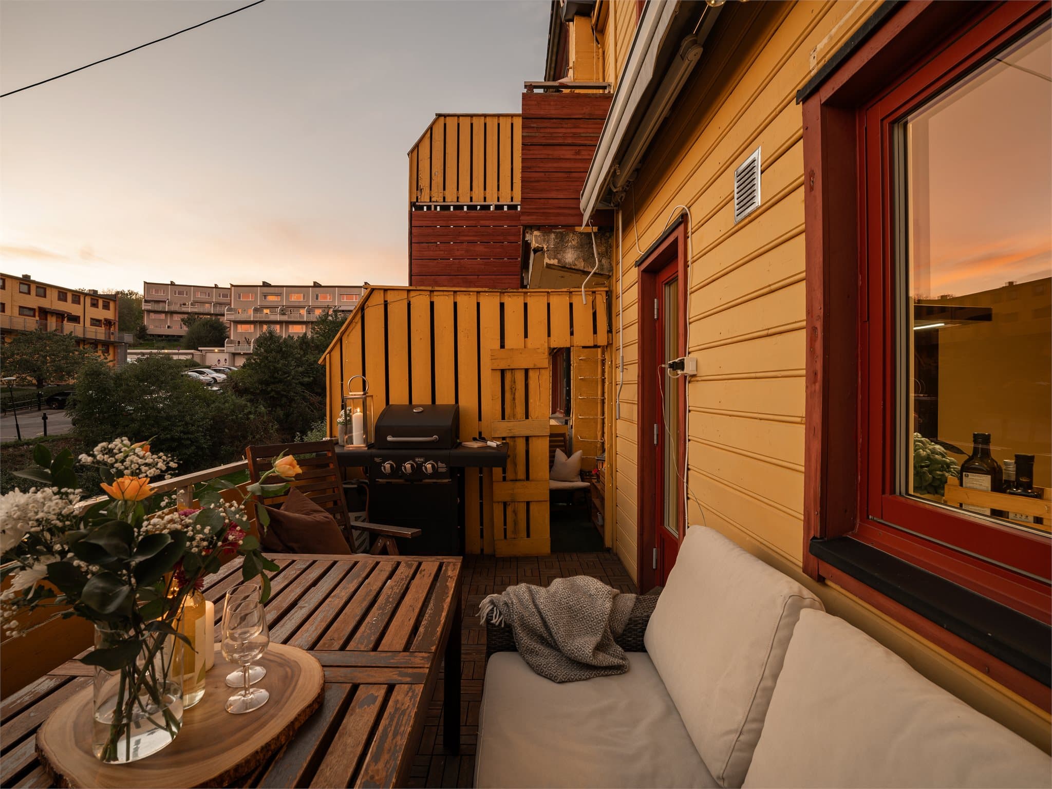 Balkongen passer like godt for stille øyeblikk alene, som sosiale sammenkomster- her har du den perfekte rammen for gode stunder