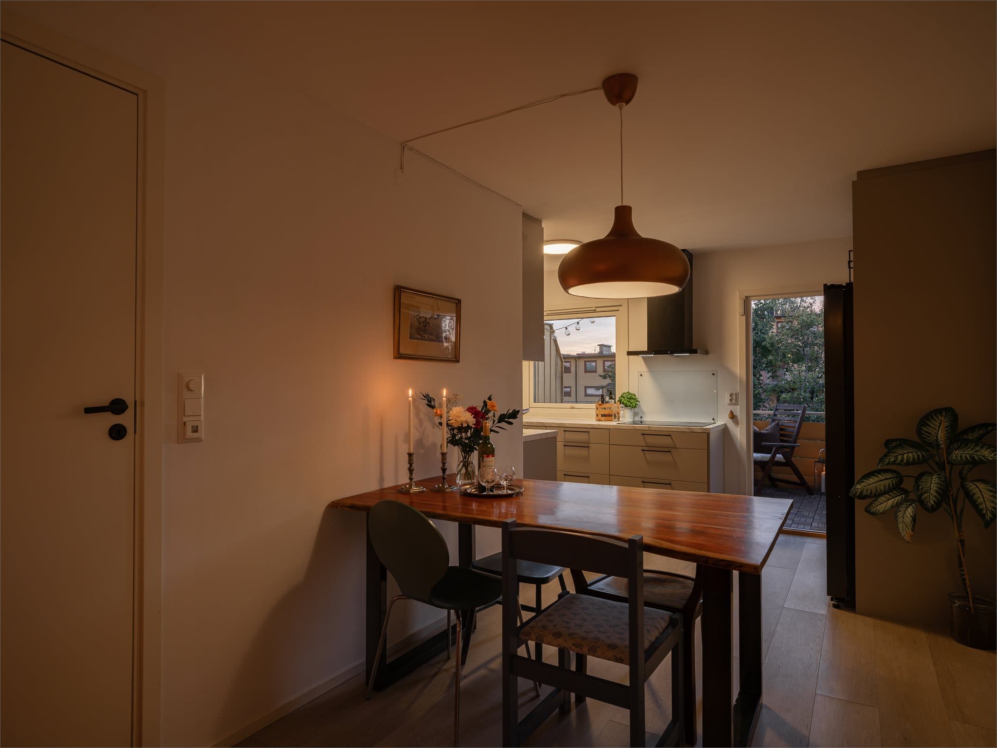 Fra spisestuen er det inngang til leilighetens baderom