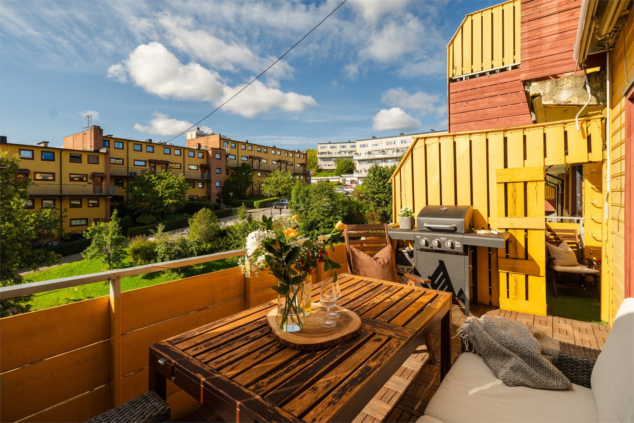 Balkongen er av stor størrelse med god plass til å invitere kjente og kjære på grilling