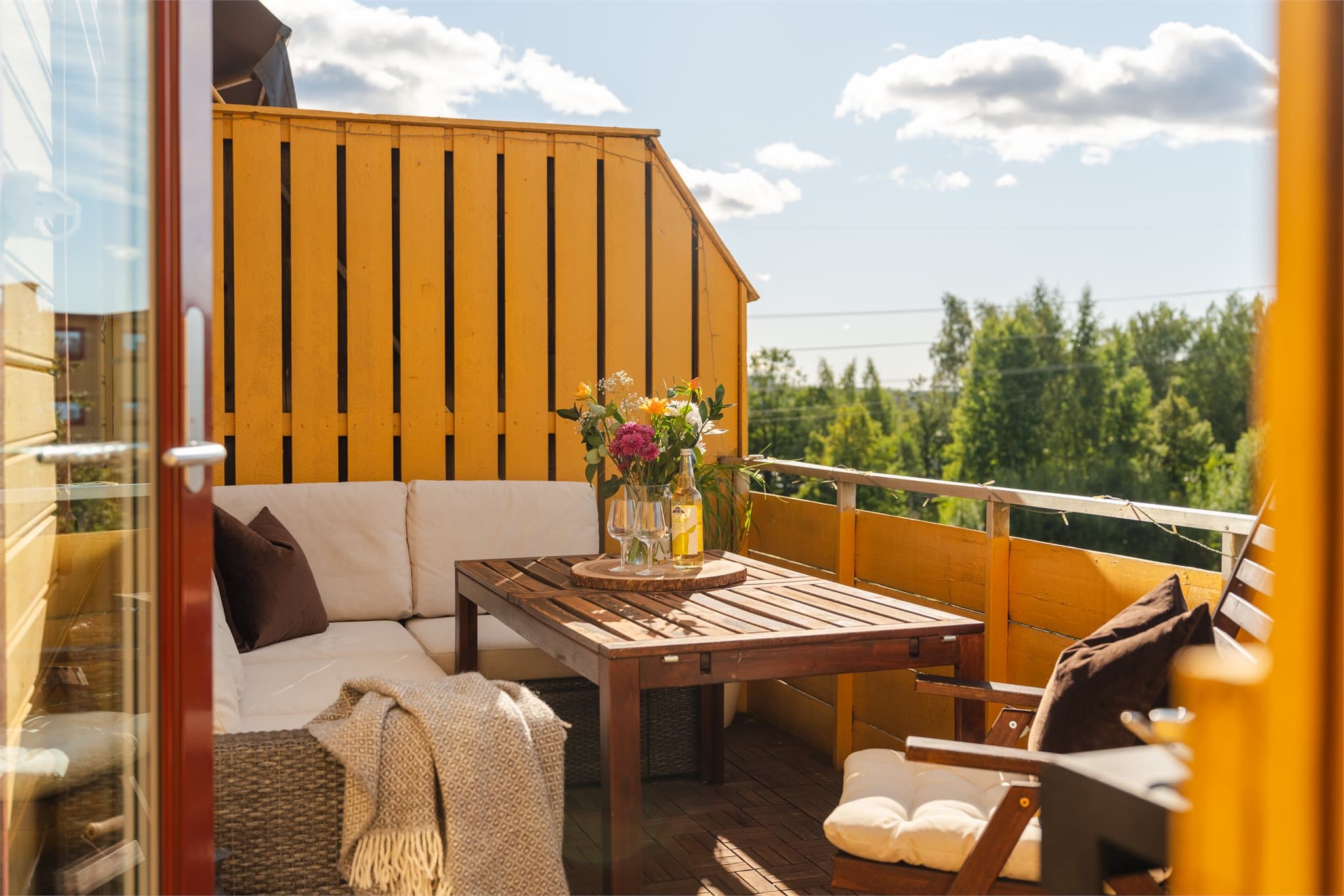 Fra kjøkkenet har du utgang til en stor vestvendt balkong