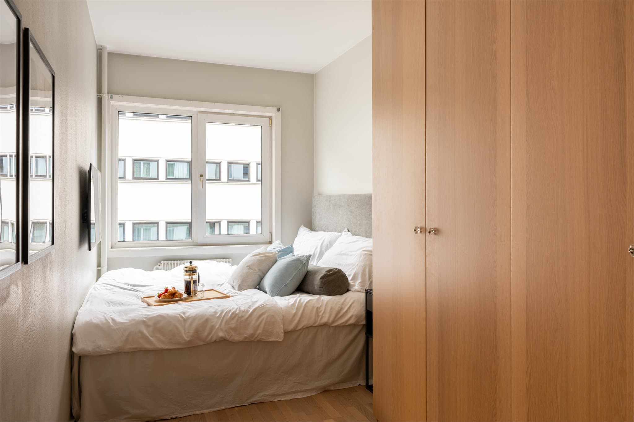 Soverom med plass til dobbeltseng (180 cm) og oppbevaring i garderobeskap.