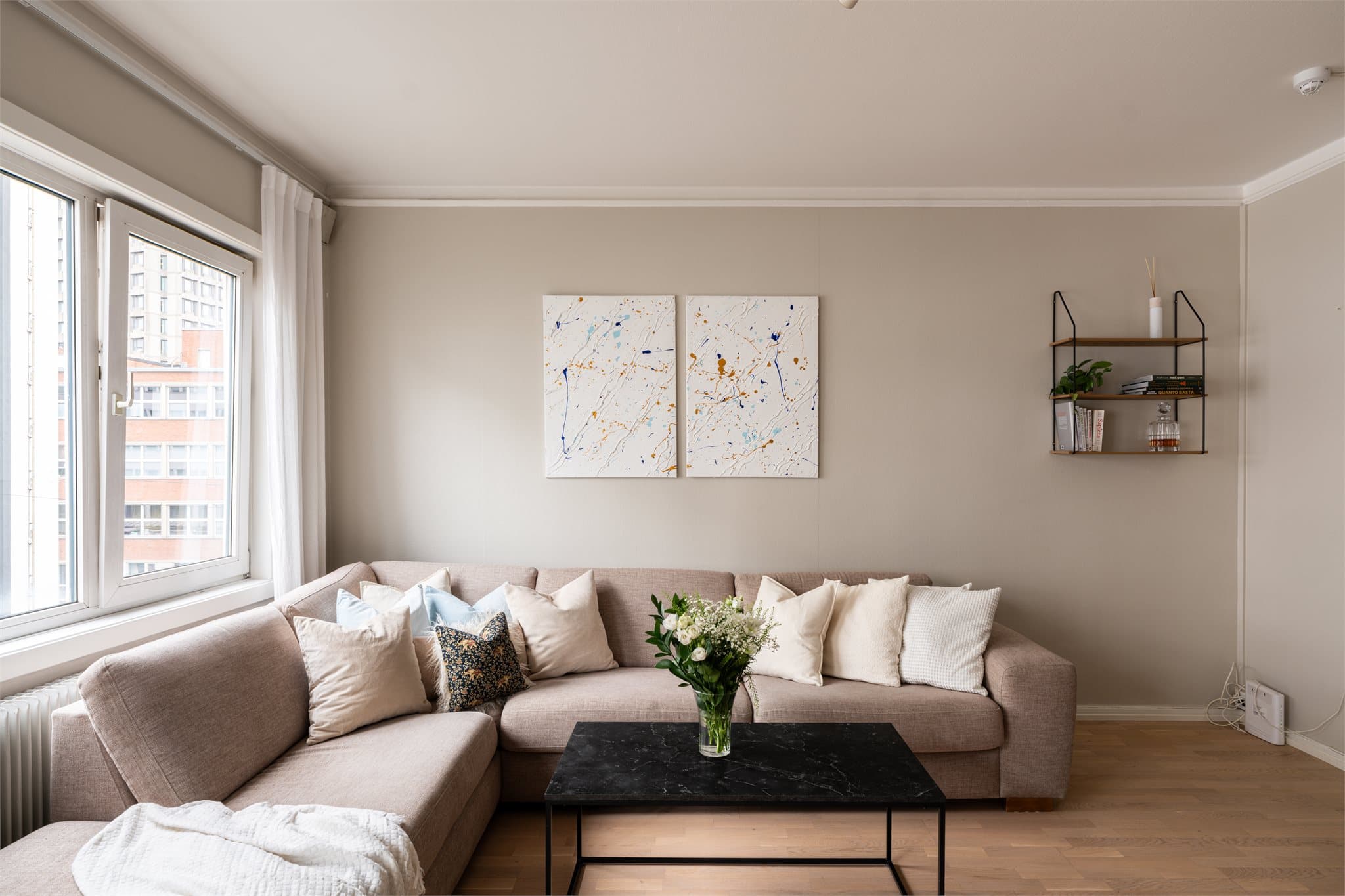 Sitteavdelingen har god plass til hjørnesofa og bord.