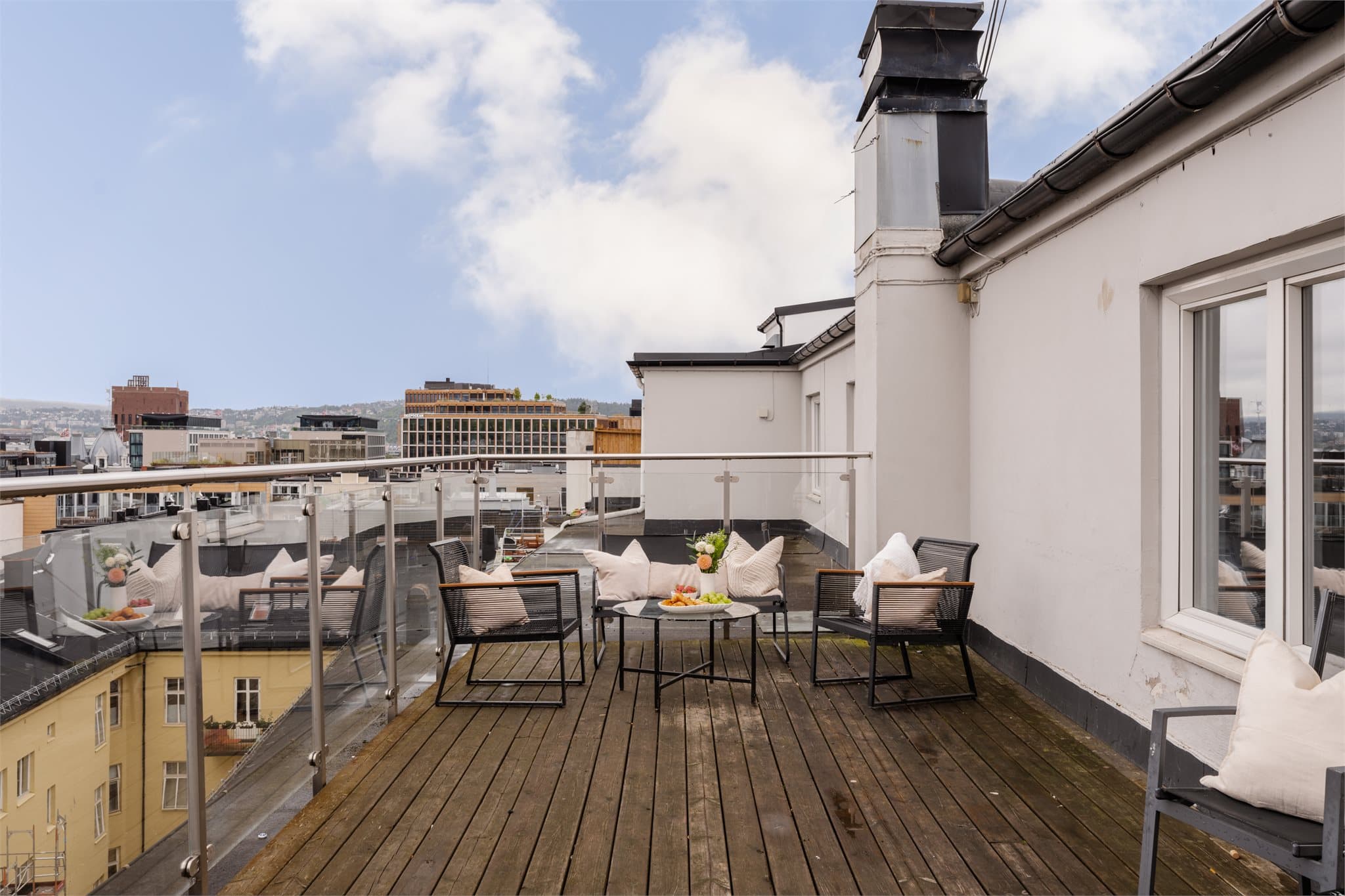 Sameiet har en felles takterrasse med sittegrupper og utsikt over byen.