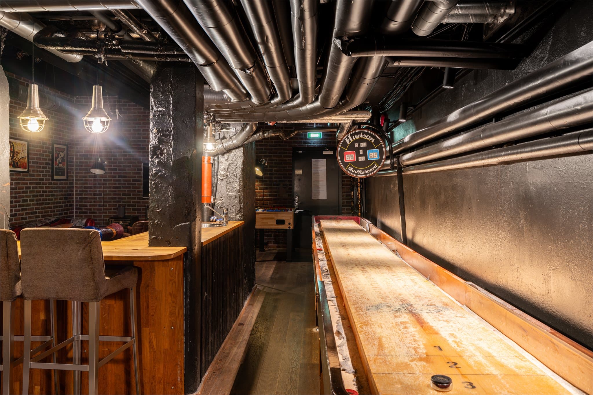 Aktivitetsrommet er innredet med shuffleboard, barområde og sitteplasser.