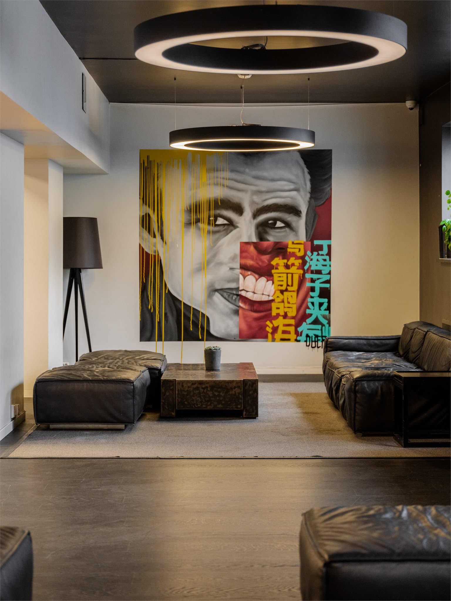 Felles lounge med sittegrupper i byggets vestibyle.