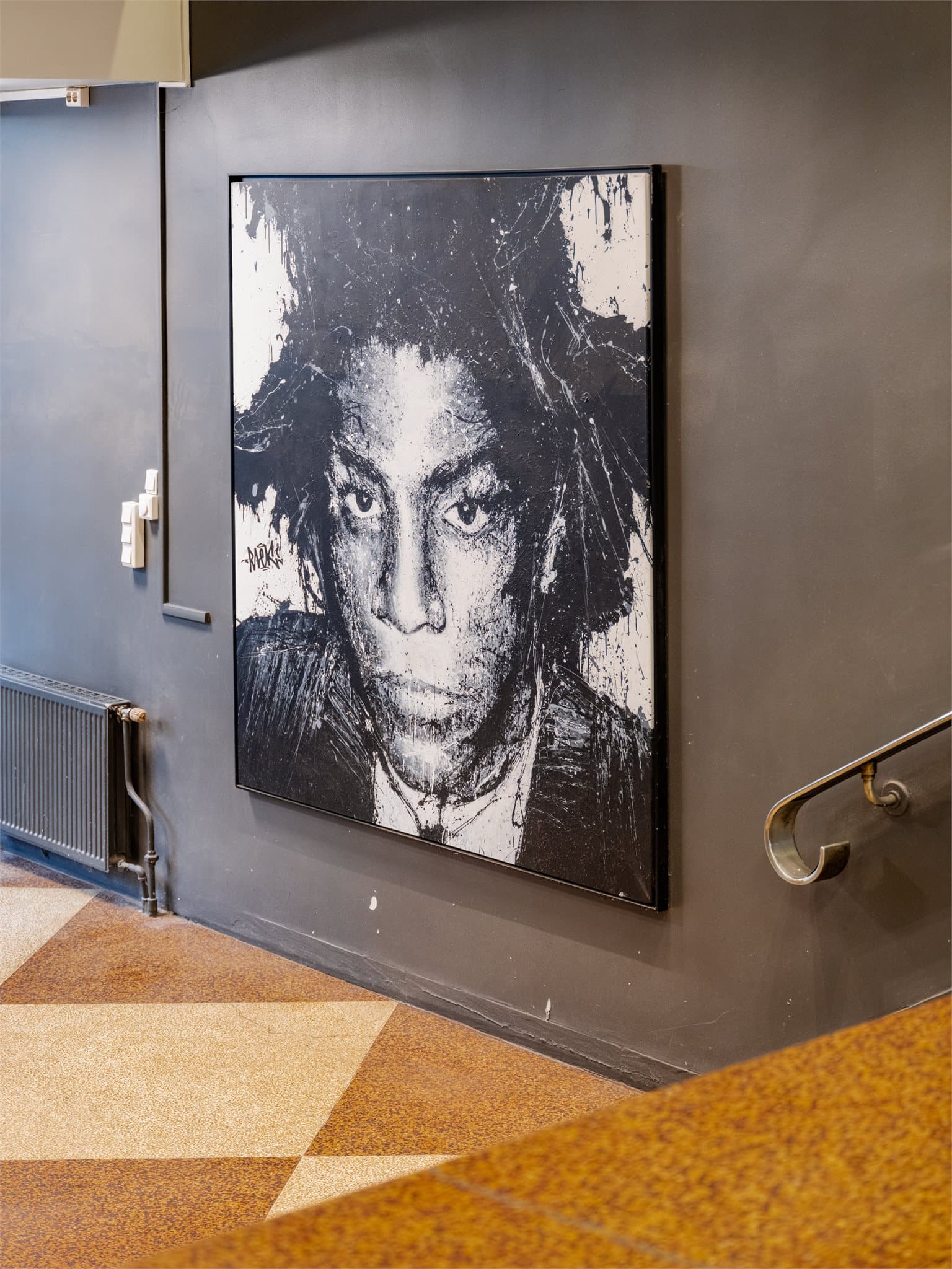 Inngangspartiet og fellesarealene er utsmykket med kunst.