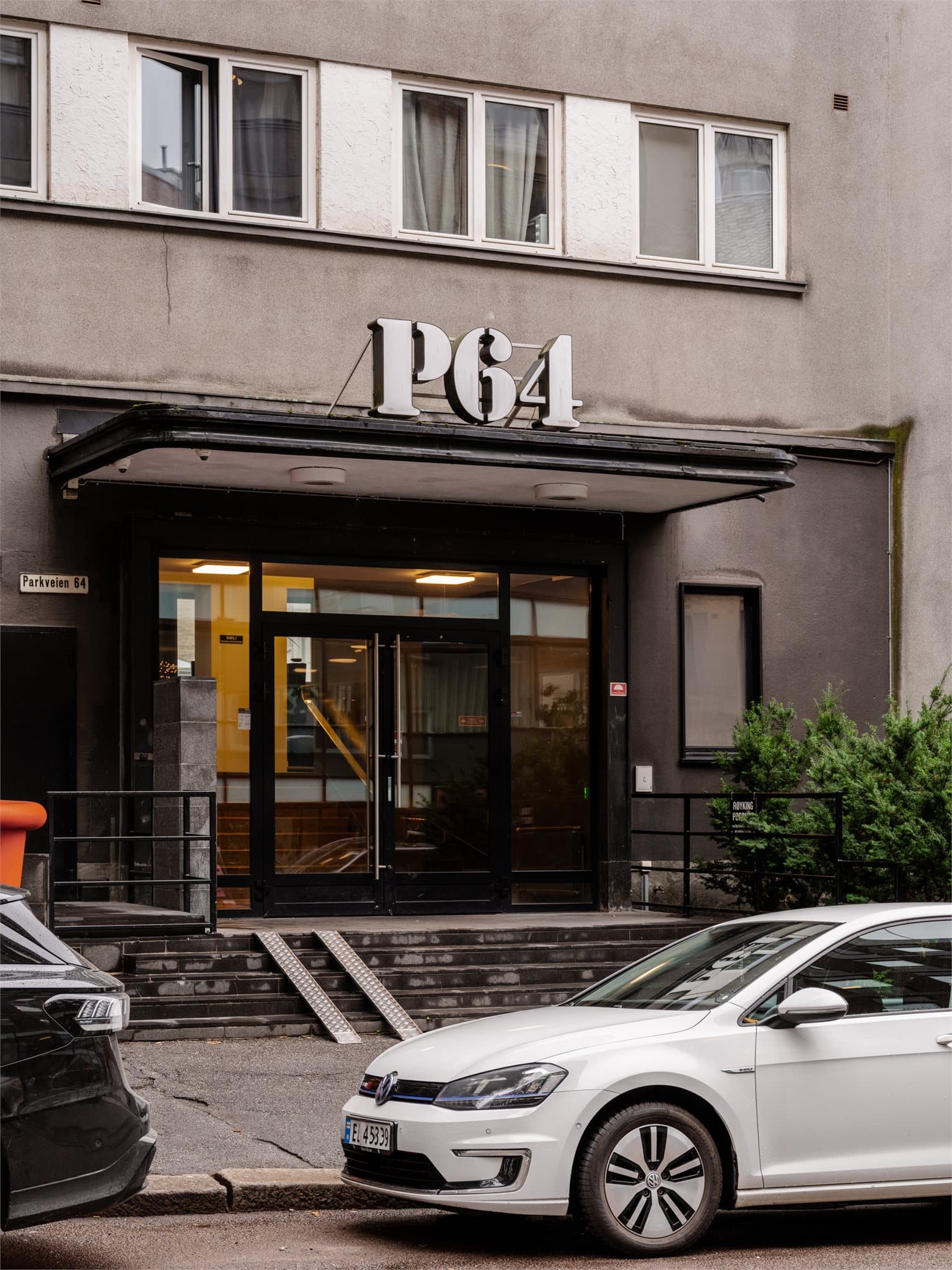 Inngangsparti til Parkveien 64 med heisadkomst til leilighetsplanene.