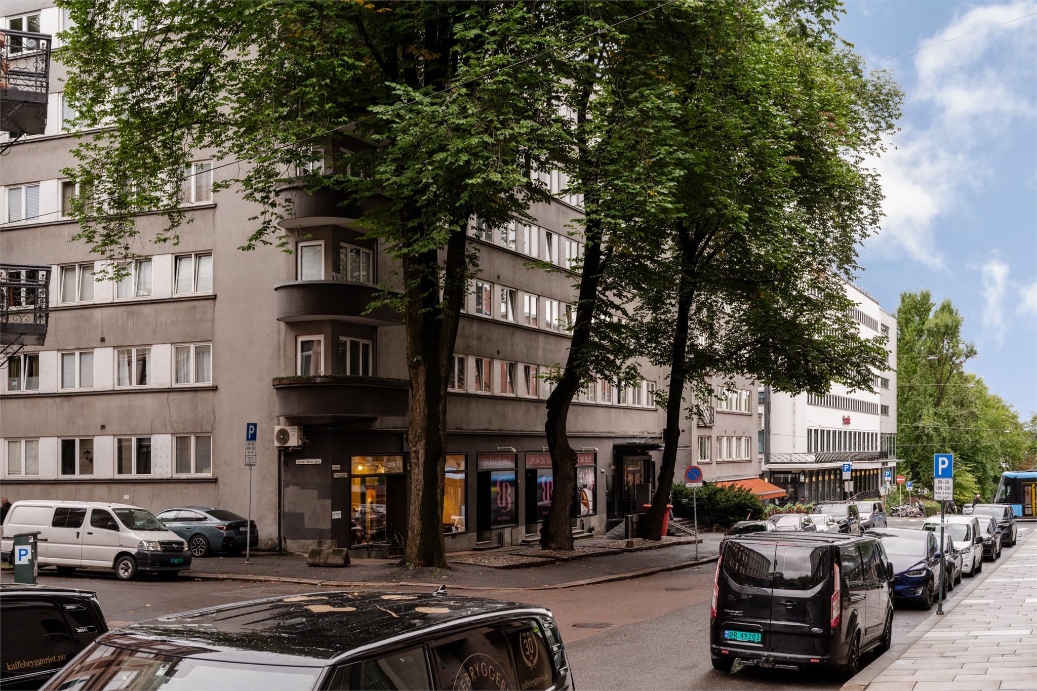 Klassisk murgård oppført i 1935 med heis og direkte innendørs adkomst til Rema 1000.