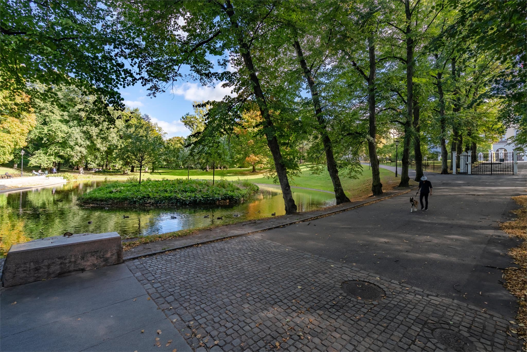 Grønne rekreasjonsmuligheter i Slottsparken like ved eiendommen.
