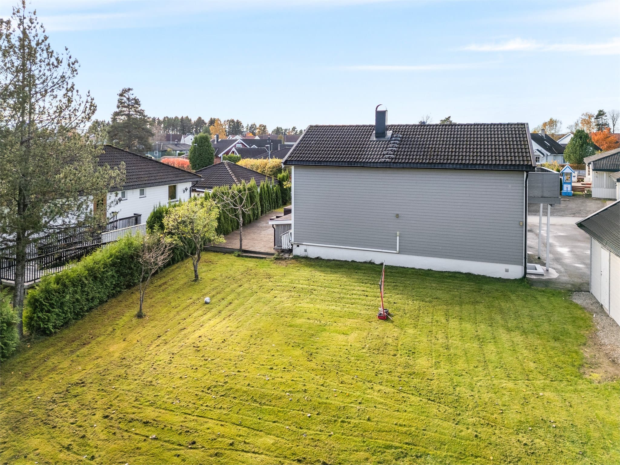 Pent opparbeidet hage med god plass til lek og sosiale soner