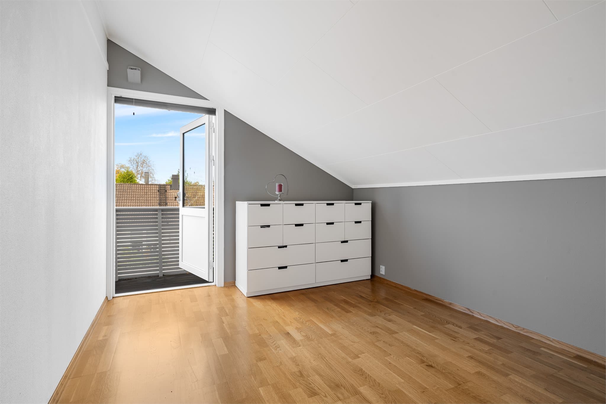 Soverom med utgang til balkong.