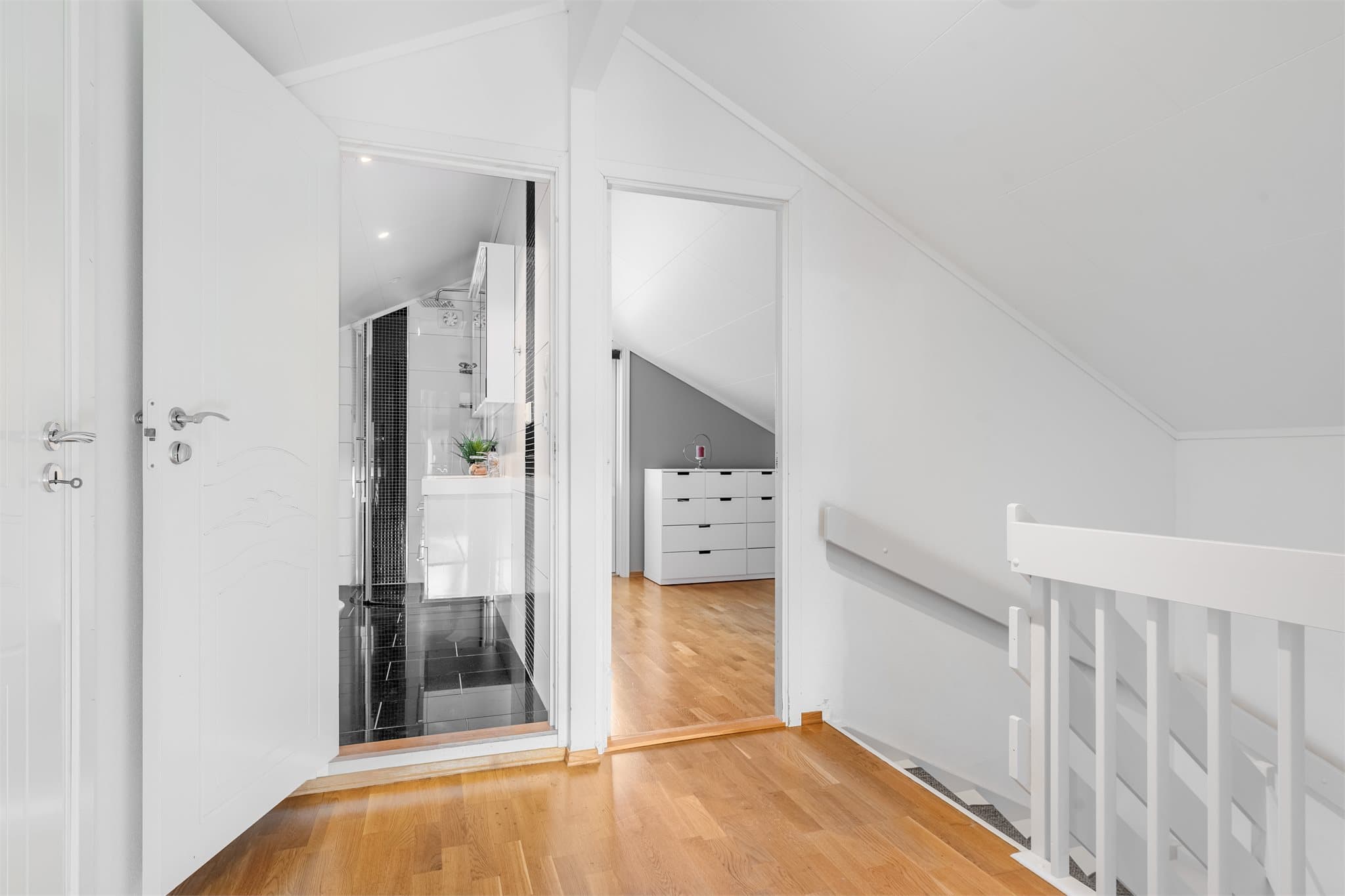 Romslig bod i 2. etasje, med inngang til venstre i bilde