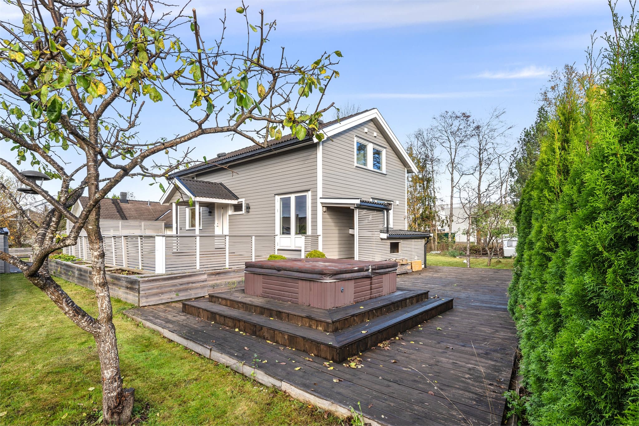 Til høyre ses nedgang til kjelleretasjen