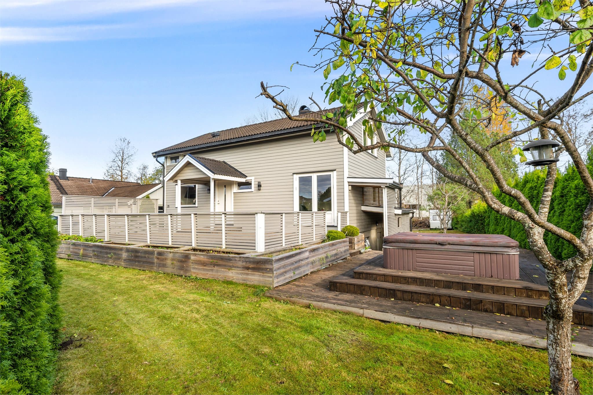 Terrassen har et areal på ca. 114 m² og vender mot sydvest.